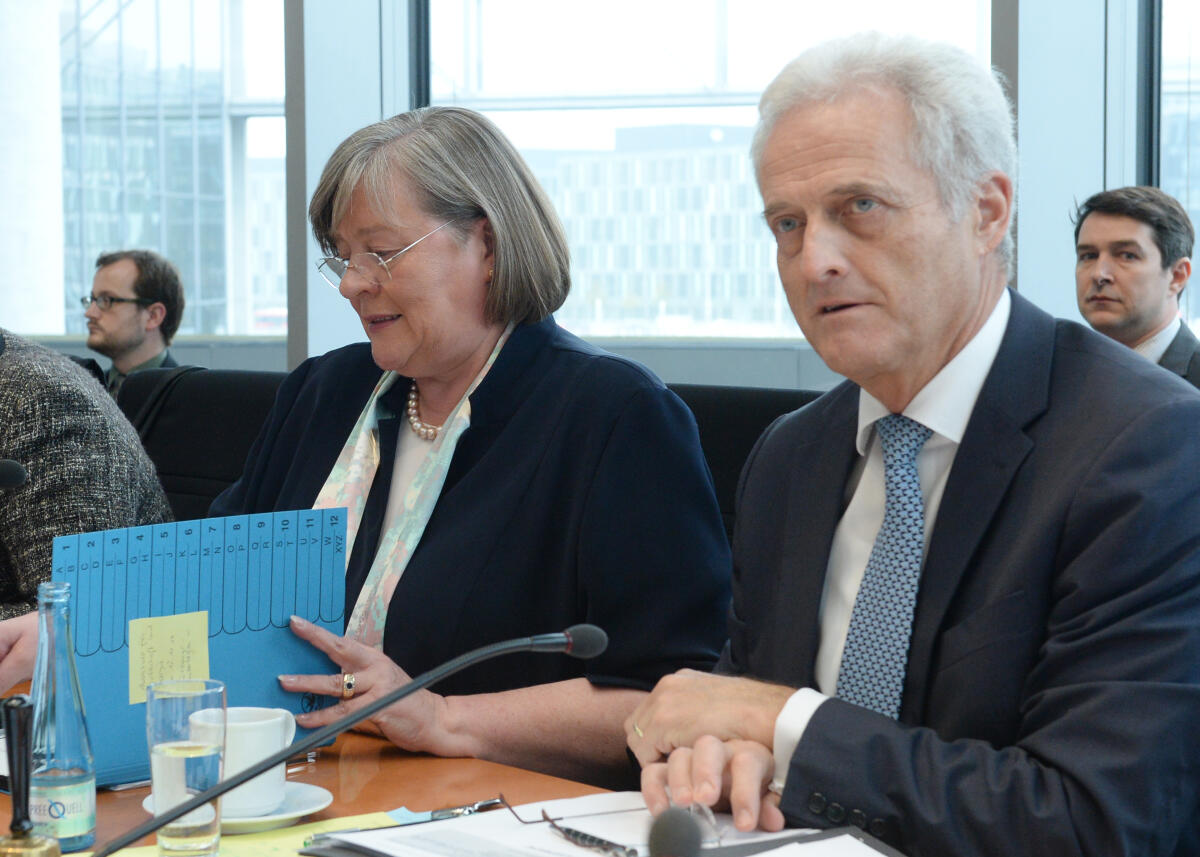 Ramsauer, Peter; Voßhoff, Andrea Dr. Peter Ramsauer, CDU/CSU, Vorsitzender des Ausschusses des Deutschen Bundestages für Wirtschaft und Energie, leitet eine Ausschusssitzung, an der Andrea Voßhoff, Bundesbeauftragte für den Datenschutz und die Informationsfreiheit, teilnimmt.