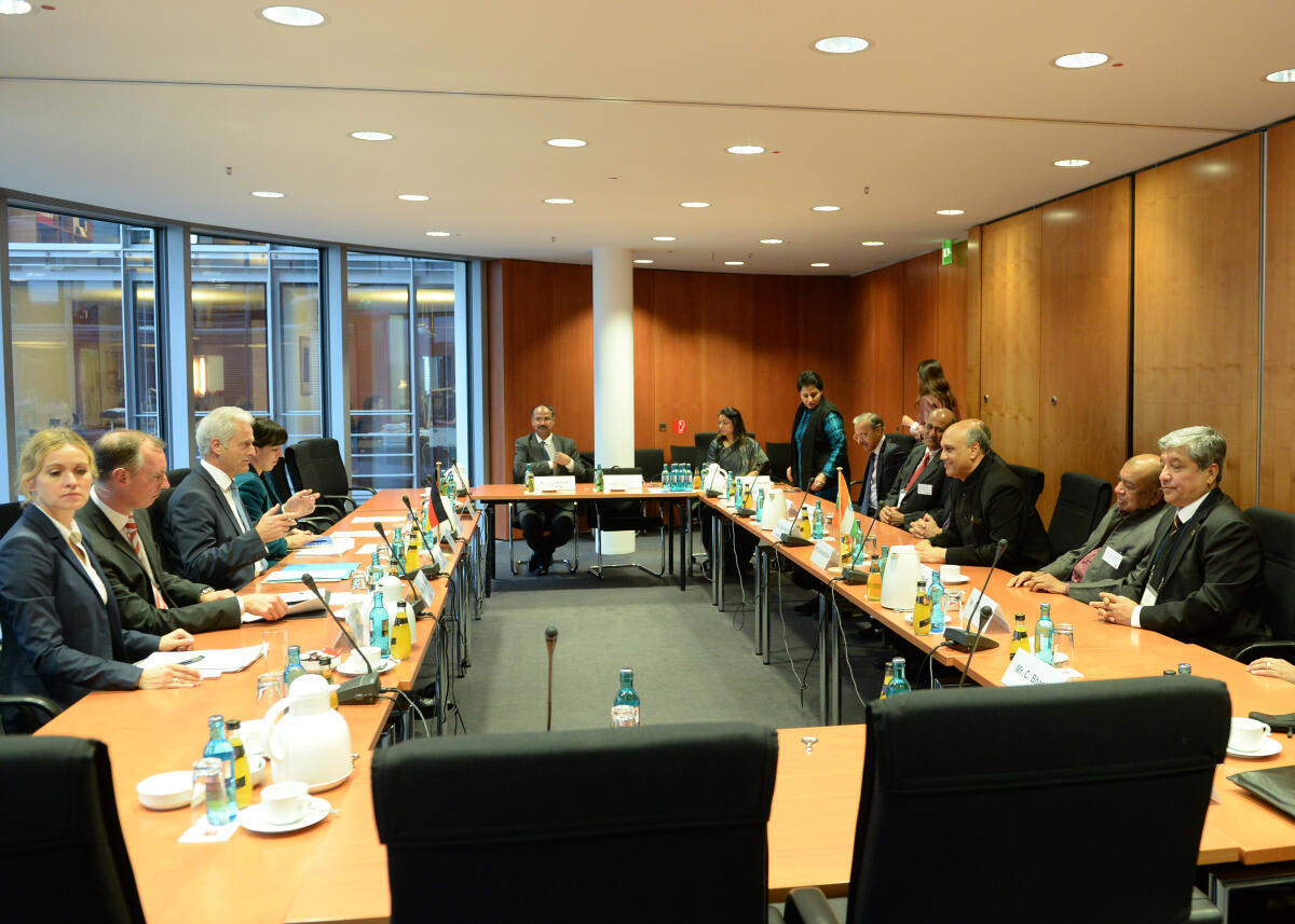 Ramsauer, Peter; Birla, Siddhardt Dr. Peter Ramsauer, (3.v.li), CDU/CSU, Vorsitzender des Ausschusses des Deutschen Bundestages für Wirtschaft und Energie, empfängt den Präsidenten der indischen Handelskammer (FICCI), Siddhardt Birla,(3.v.re), und Delegation, zu einem Gespräch.; Übersicht.