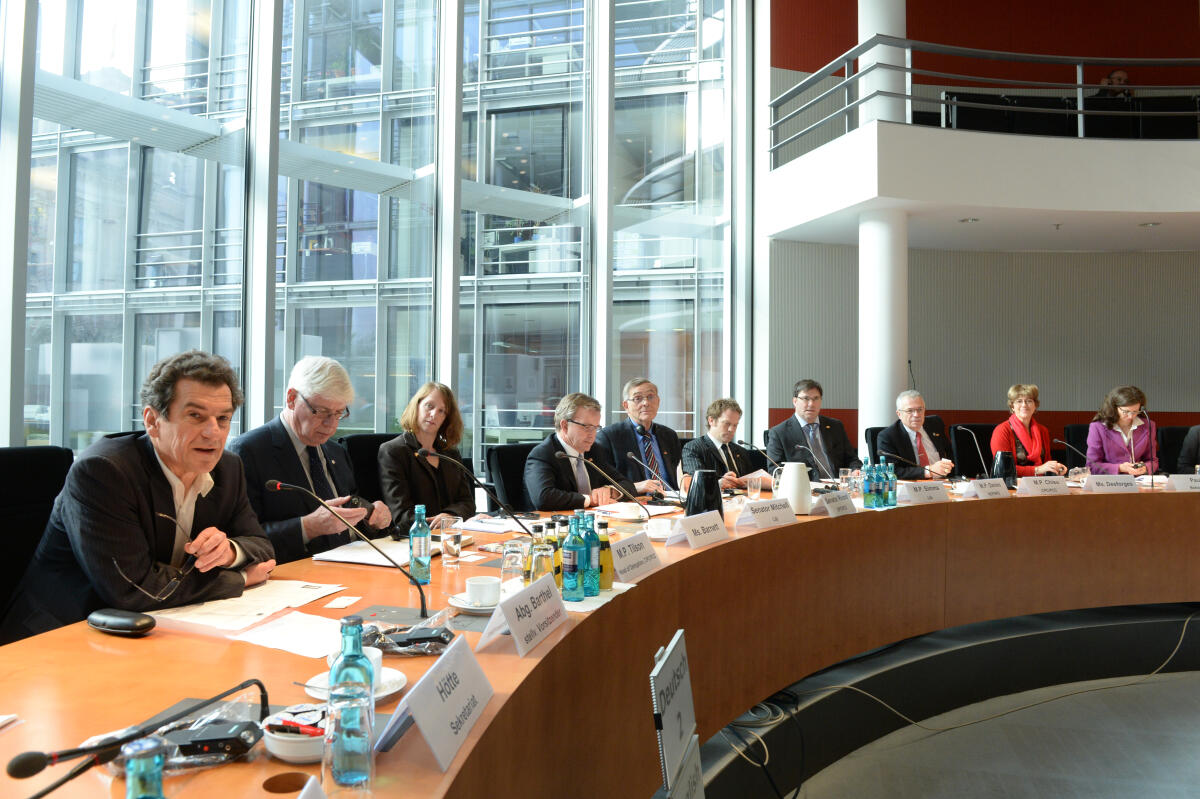 Klaus Barthel, (li), SPD, stellvertretender Vorsitzender des Ausschusses des Deutschen Bundestages für Wirtschaft und Energie, empfängt im namen des Ausschusses eine Parlamentsdelegation aus Kanada, zu einem Gespräch.; Übersicht. Barthel, Klaus Klaus Barthel, (li), SPD, stellvertretender Vorsitzender des Ausschusses des Deutschen Bundestages für Wirtschaft und Energie, empfängt im namen des Ausschusses eine Parlamentsdelegation aus Kanada, zu einem Gespräch.; Übersicht.