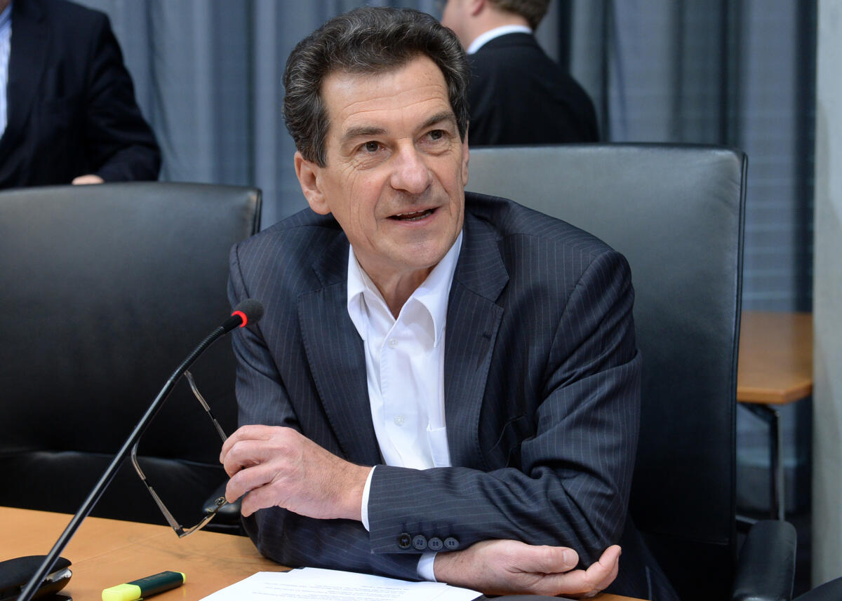 Barthel, Klaus Klaus Barthel, (hier im Bild), SPD, stellvertretender Vorsitzender des Ausschusses des Deutschen Bundestages für Wirtschaft und Energie, leitet eine Öffentliche Anhörung mit Sachverständigen zur Teilumsetzung der Energieeffizienzrichtlinie.