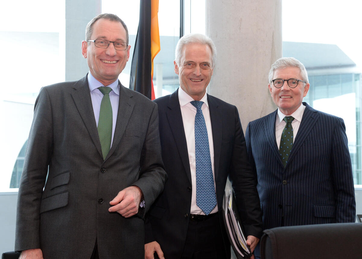 Dr. Peter Ramsauer, (mitte), CDU/CSU, Vorsitzender des Ausschusses des Deutschen Bundestages für Wirtschaft und Energie, eröffnet die 30. Sitzung des Ausschusses, an dem Dr. Benno Bunse, (re), und Dr. Jürgen Friedrich, (li), von Germany Trade & Invest GmbH, teil nehmen. Ramsauer, Peter; Bunse, Benno; Friedrich, Jürgen Dr. Peter Ramsauer, (mitte), CDU/CSU, Vorsitzender des Ausschusses des Deutschen Bundestages für Wirtschaft und Energie, eröffnet die 30. Sitzung des Ausschusses, an dem Dr. Benno Bunse, (re), und Dr. Jürgen Friedrich, (li), von Germany Trade & Invest GmbH, teil nehmen.