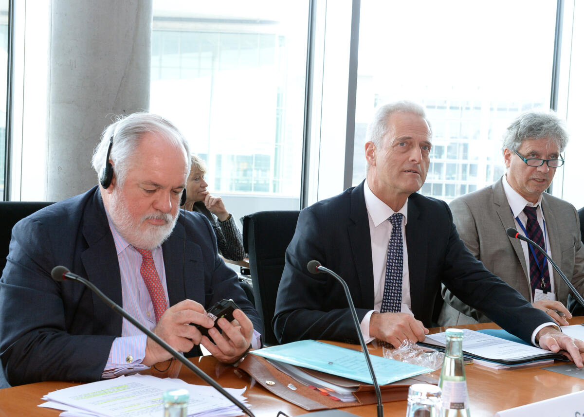 Der Ausschuss des Deutschen Bundestages für Wirtschaft und Energie hat unter der Leitung seines Vorsitzenden Dr. Peter Ramsauer, (re), CDU/CSU, eine Ausschusssitzung, an der EU-Kommissar Miguel Arias Canete, (li), teil nimmt. Ramsauer, Peter; Canete, Miguel Arias Der Ausschuss des Deutschen Bundestages für Wirtschaft und Energie hat unter der Leitung seines Vorsitzenden Dr. Peter Ramsauer, (re), CDU/CSU, eine Ausschusssitzung, an der EU-Kommissar Miguel Arias Canete, (li), teil nimmt.