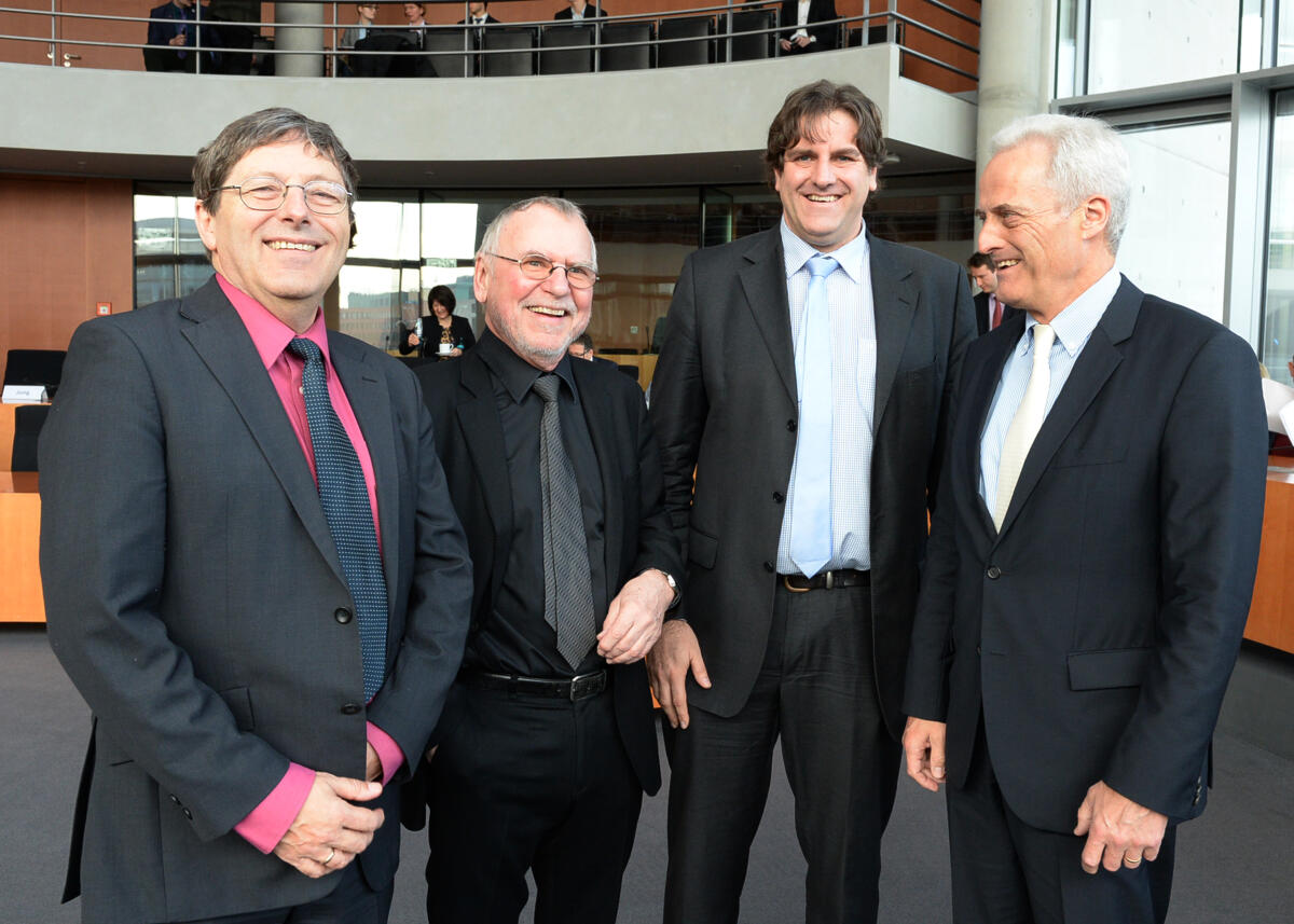 Ramsauer, Peter; Erdmann, Georg; Löschel, Andreas; Ziesing, Hans-Joachim Der Ausschuss des Deutschen Bundestages für Wirtschaft und Energie hat unter der Leitung seines Vorsitzenden Dr. Peter Ramsauer, (re), CDU/CSU, eine Ausschussitzung zum Thema Monotoring-Prozess. An dieser nehmen die Experten Prof. Andreas Löschel, (2.v.re), Prof. Georg Erdmann, (li), und Dr. Hans-Joachim Ziesing, (2.v.li), teil.