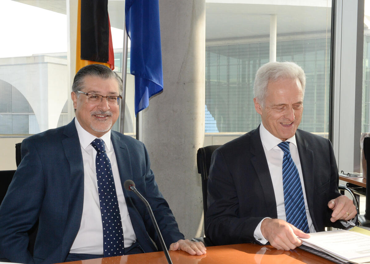 Dr. Peter Ramsauer, (re), CDU/CSU, Vorsitzender des Ausschusses des Deutschen Bundestages für Wirtschaft und Energie, empfängt den Generalsekretär der Internationalen Organisation für erneuerbare Energien (IRENA), Adnan Amin, (li), in der Ausschusssitzung.; Fahne, Fahnen. Ramsauer, Peter; Amin, Adnan Dr. Peter Ramsauer, (re), CDU/CSU, Vorsitzender des Ausschusses des Deutschen Bundestages für Wirtschaft und Energie, empfängt den Generalsekretär der Internationalen Organisation für erneuerbare Energien (IRENA), Adnan Amin, (li), in der Ausschusssitzung.; Fahne, Fahnen.