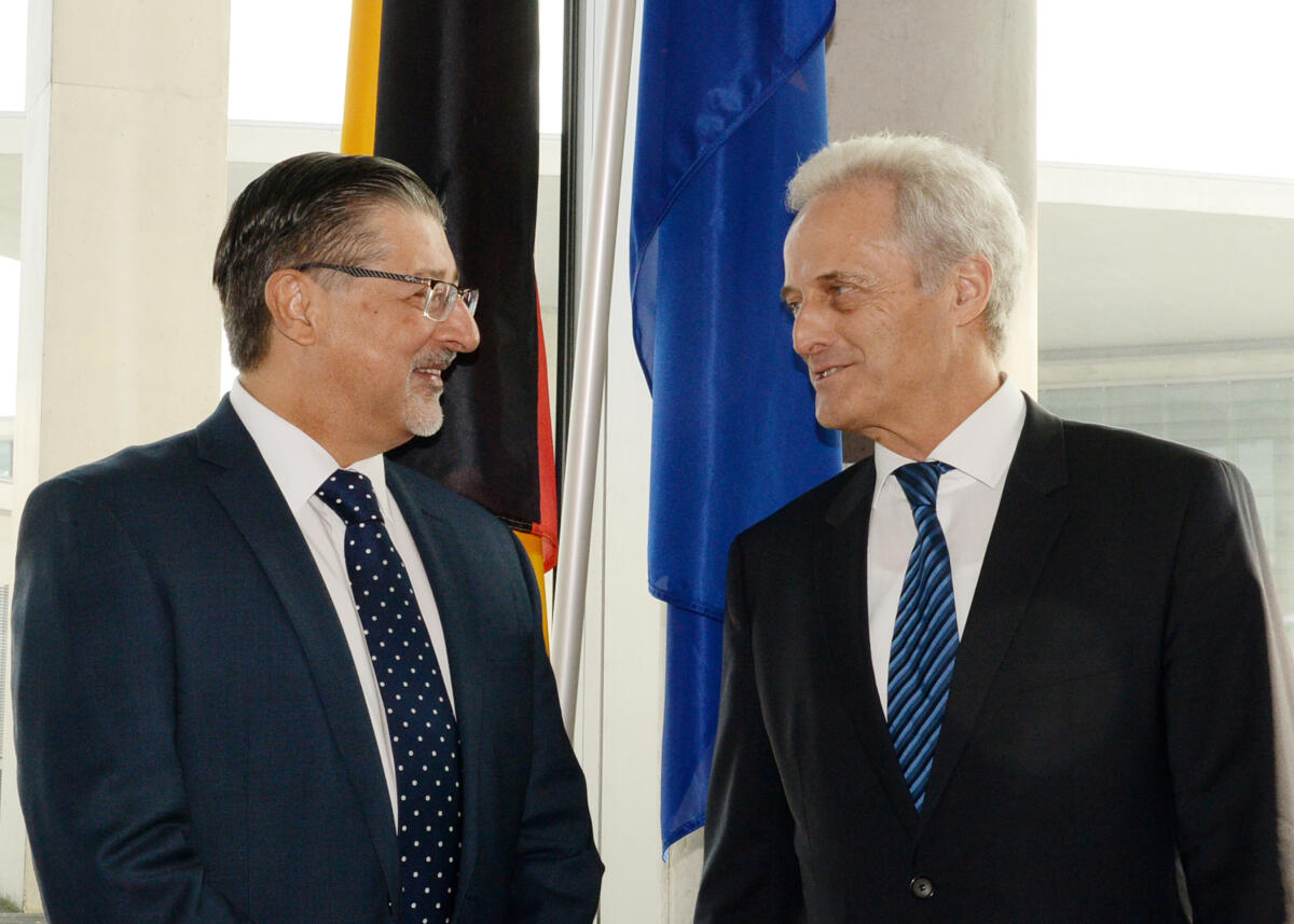 Dr. Peter Ramsauer, (re), CDU/CSU, Vorsitzender des Ausschusses des Deutschen Bundestages für Wirtschaft und Energie, empfängt den Generalsekretär der Internationalen Organisation für erneuerbare Energien (IRENA), Adnan Amin, (li), in der Ausschusssitzung.; Fahne, Fahnen. Ramsauer, Peter; Amin, Adnan Dr. Peter Ramsauer, (re), CDU/CSU, Vorsitzender des Ausschusses des Deutschen Bundestages für Wirtschaft und Energie, empfängt den Generalsekretär der Internationalen Organisation für erneuerbare Energien (IRENA), Adnan Amin, (li), in der Ausschusssitzung.; Fahne, Fahnen.