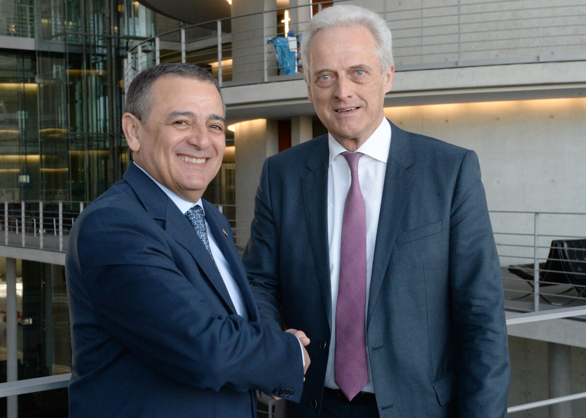 Dr. Peter Ramsauer, (re), CDU/CSU, Vorsitzender des Ausschusses des Deutschen Bundestages für Wirtschaft und Energie empfängt im Namen des Ausschusses den Minister für Industrie und Bergbau des Parlaments der Demokratischen Volksrepublik Algerien, S. E. Abdesslam Bouchouareb, (li), zu einem Gespräch. Ramsauer, Peter; Bouchouareb, Abdesslam Dr. Peter Ramsauer, (re), CDU/CSU, Vorsitzender des Ausschusses des Deutschen Bundestages für Wirtschaft und Energie empfängt im Namen des Ausschusses den Minister für Industrie und Bergbau des Parlaments der Demokratischen Volksrepublik Algerien, S. E. Abdesslam Bouchouareb, (li), zu einem Gespräch.