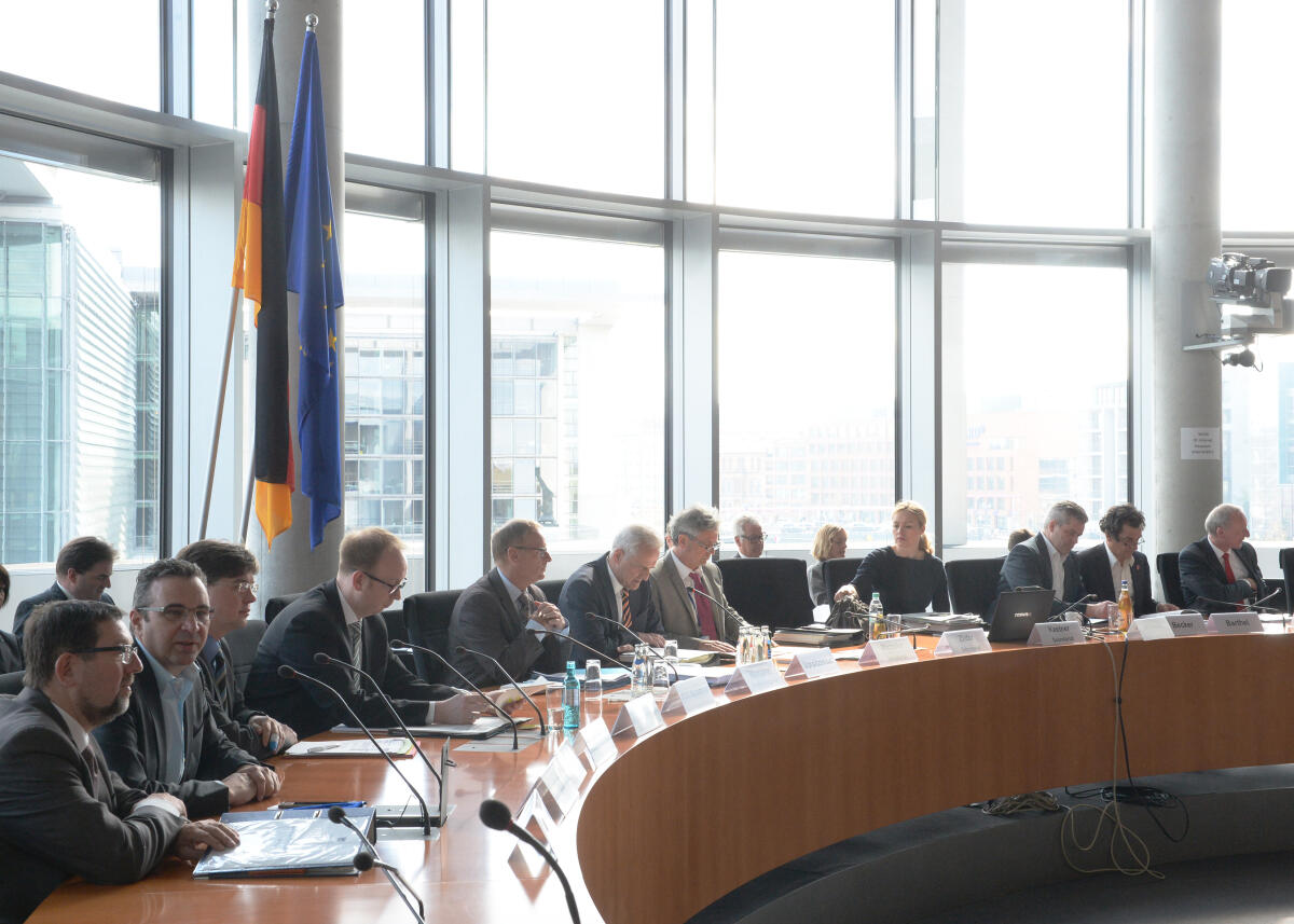 Dr. Peter Ramsauer, (re), CDU/CSU, Vorsitzender des Ausschusses des Deutschen Bundestages für Wirtschaft und Energie, empfängt den Präsidenten der Bundesnetzagentur, Jochen Homann, (li), der an der Ausschusssitzung teil nimmt.; Übersicht. Dr. Peter Ramsauer, (re), CDU/CSU, Vorsitzender des Ausschusses des Deutschen Bundestages für Wirtschaft und Energie, empfängt den Präsidenten der Bundesnetzagentur, Jochen Homann, (li), der an der Ausschusssitzung teil nimmt.; Übersicht.