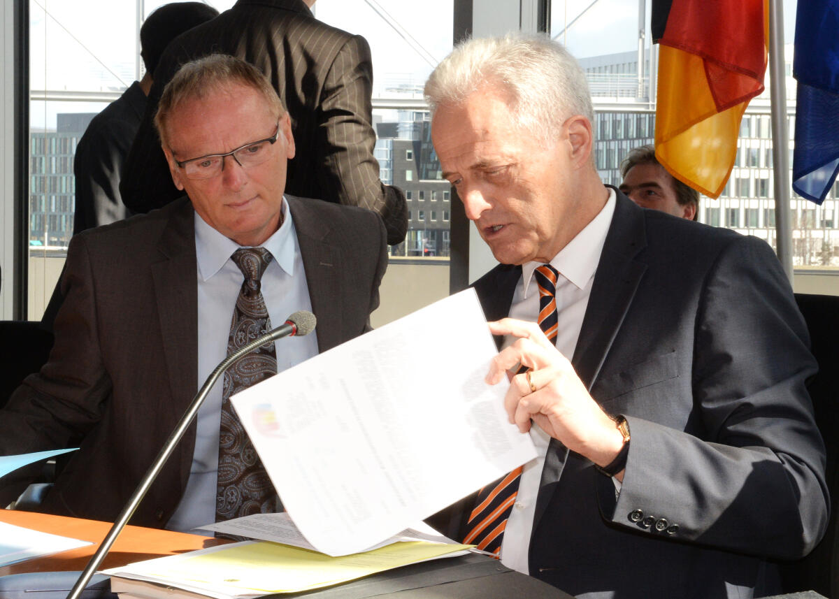 Dr. Peter Ramsauer, (re), CDU/CSU, Vorsitzender des Ausschusses des Deutschen Bundestages für Wirtschaft und Energie, empfängt den Präsidenten der Bundesnetzagentur, Jochen Homann, (li), der an der Ausschusssitzung teil nimmt. Ramsauer, Peter; Homann, Jochen Dr. Peter Ramsauer, (re), CDU/CSU, Vorsitzender des Ausschusses des Deutschen Bundestages für Wirtschaft und Energie, empfängt den Präsidenten der Bundesnetzagentur, Jochen Homann, (li), der an der Ausschusssitzung teil nimmt.