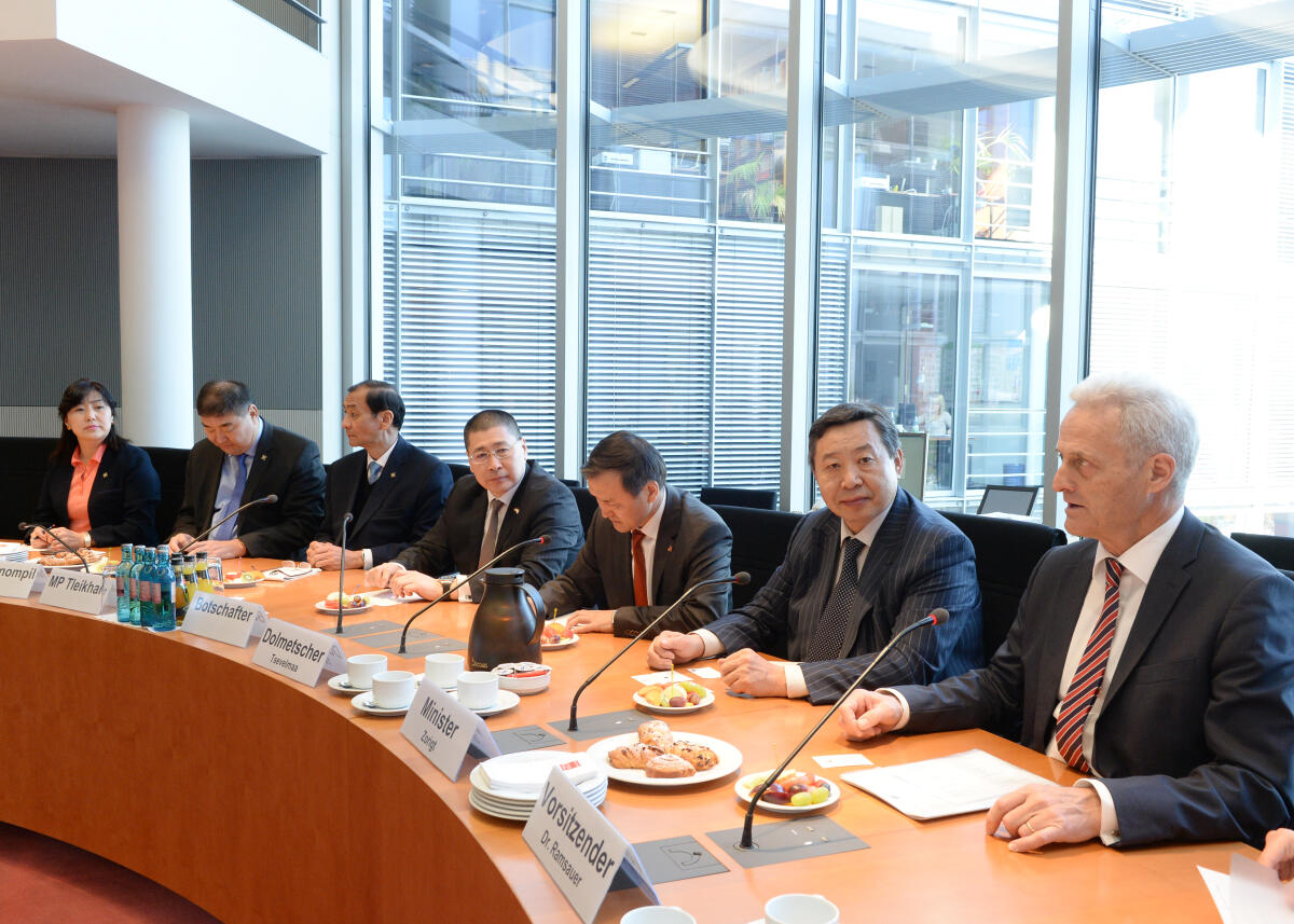 Dr. Peter Ramsauer, (re), CDU/CSU, Vorsitzender des Ausschusses des Deutschen Bundestages für Wirtschaft und Energie, empfängt eine Delegation von Parlamentariern des Parlaments der Mongolei, zu einem Gespräch. 2.v.re: Dashzeveg Zorigt, Energieminister der Mongolei, leitet die Delegation.; Übersicht. Ramsauer, Peter; Zorigt, Dashzeveg Dr. Peter Ramsauer, (re), CDU/CSU, Vorsitzender des Ausschusses des Deutschen Bundestages für Wirtschaft und Energie, empfängt eine Delegation von Parlamentariern des Parlaments der Mongolei, zu einem Gespräch. 2.v.re: Dashzeveg Zorigt, Energieminister der Mongolei, leitet die Delegation.; Übersicht.
