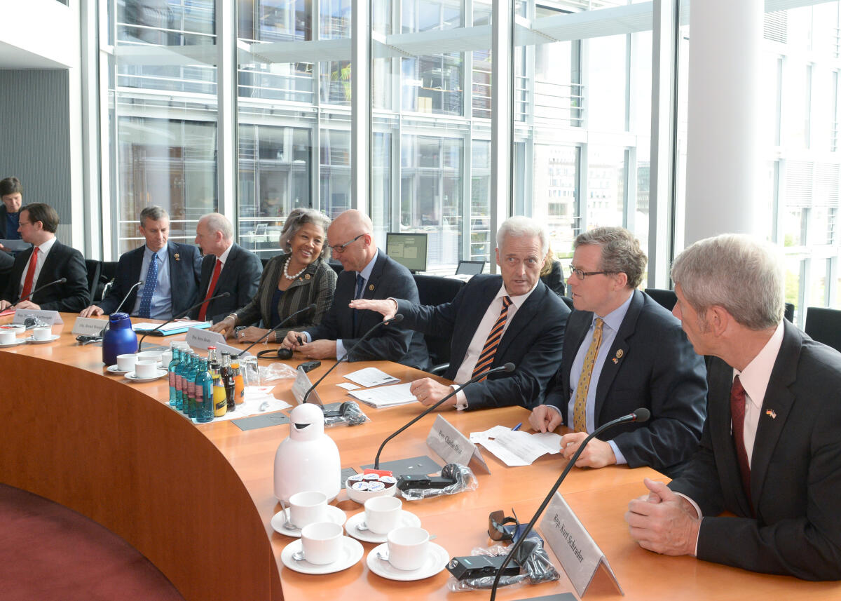 Dr. Peter Ramsauer, (3.v.re), CDU/CSU, Vorsitzender des Ausschusses des Deutschen Bundestages für Wirtschaft und Energie, empfängt eine Parlamentariergruppe aus den USA.; Übersicht. Ramsauer, Peter Dr. Peter Ramsauer, (3.v.re), CDU/CSU, Vorsitzender des Ausschusses des Deutschen Bundestages für Wirtschaft und Energie, empfängt eine Parlamentariergruppe aus den USA.; Übersicht.