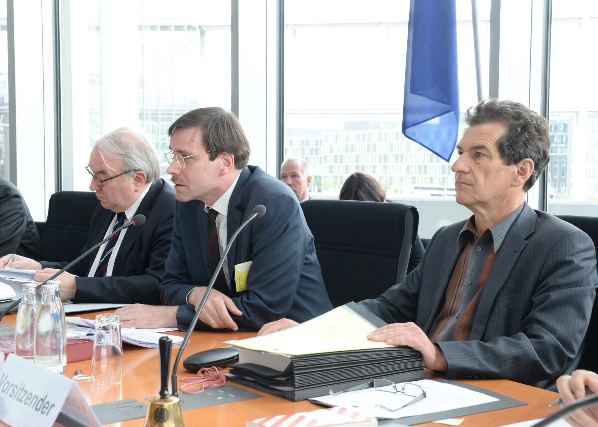Prof. Dr. Daniel Zimmer, (mitte), Vorsitzender der Monopolkommission, ist zu Gast beim Ausschuss des Deutschen Bundestages für Wirtschaft und Energie. Klaus Barthel, (re), SPD, stellvertretender Vorsitzender des Ausschusses, leitet die Sitzung. Links Uwe Beckmeyer, SPD, Parlamentarischer Staatssekretär.; Fahne.. Barthel, Klaus; Zimmer, Daniel; Beckmeyer, Uwe Prof. Dr. Daniel Zimmer, (mitte), Vorsitzender der Monopolkommission, ist zu Gast beim Ausschuss des Deutschen Bundestages für Wirtschaft und Energie. Klaus Barthel, (re), SPD, stellvertretender Vorsitzender des Ausschusses, leitet die Sitzung. Links Uwe Beckmeyer, SPD, Parlamentarischer Staatssekretär.; Fahne..
