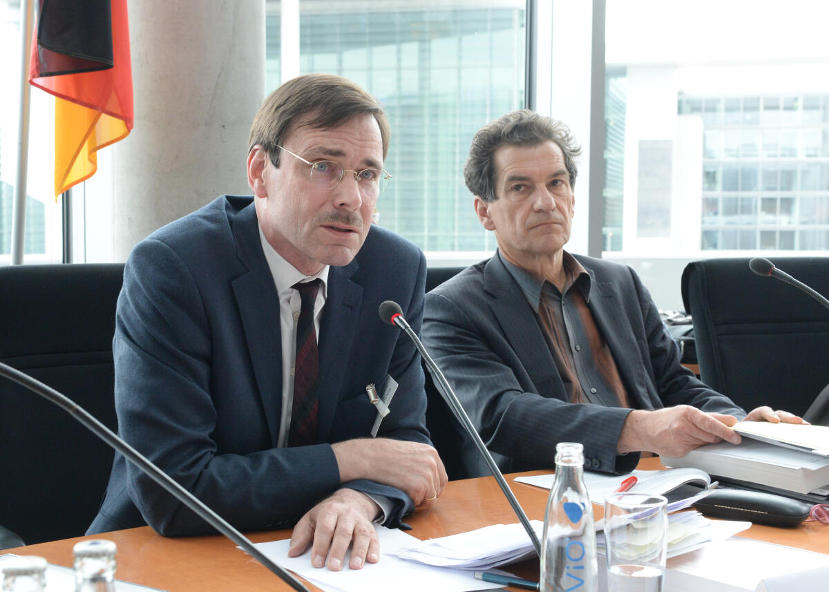 Prof. Dr. Daniel Zimmer, (li), Vorsitzender der Monopolkommission, ist zu Gast beim Ausschuss des Deutschen Bundestages für Wirtschaft und Energie. Klaus Barthel, (re), SPD, stellvertretender Vorsitzender des Ausschusses, leitet die Sitzung.; Fahne. Barthel, Klaus; Zimmer, Daniel Prof. Dr. Daniel Zimmer, (li), Vorsitzender der Monopolkommission, ist zu Gast beim Ausschuss des Deutschen Bundestages für Wirtschaft und Energie. Klaus Barthel, (re), SPD, stellvertretender Vorsitzender des Ausschusses, leitet die Sitzung.; Fahne.