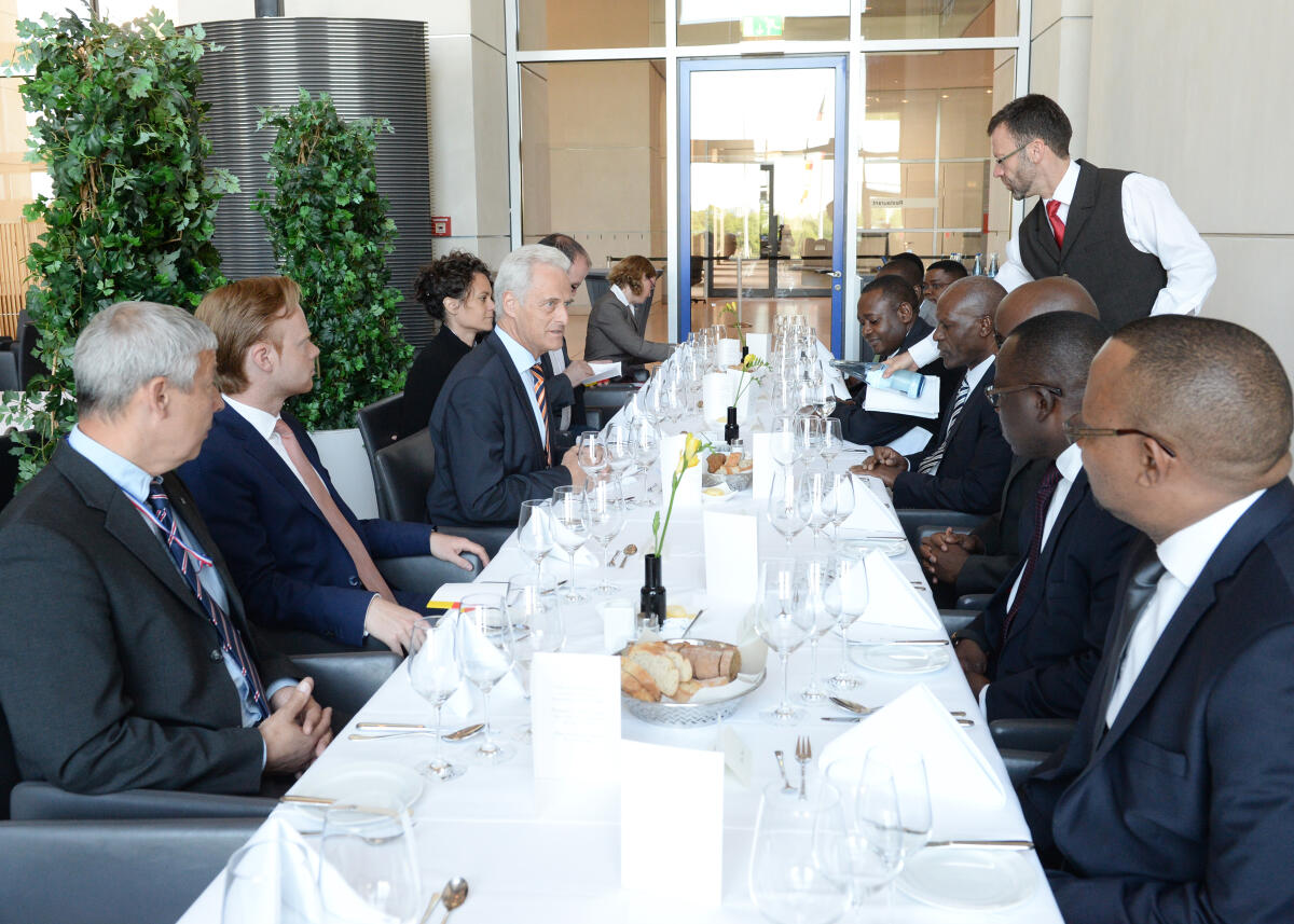 Dr. Peter Ramsauer, (3.v.li), CDU/CSU, Vorsitzender des Ausschusses des Deutschen Bundestages für Wirtschaft und Energie,empfängt eine Delegation aus der Republik Namibia zu einem Gespräch. Abgeordnetenrestaurant Ramsauer, Peter Dr. Peter Ramsauer, (3.v.li), CDU/CSU, Vorsitzender des Ausschusses des Deutschen Bundestages für Wirtschaft und Energie,empfängt eine Delegation aus der Republik Namibia zu einem Gespräch. Abgeordnetenrestaurant