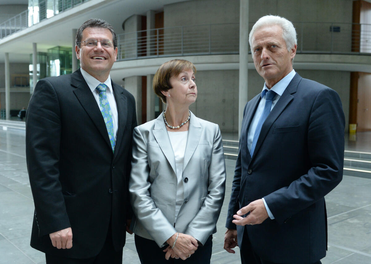 Dr. Peter Ramsauer, (re), CDU/CSU, Vorsitzender des Ausschusses des Deutschen Bundestages für Wirtschaft und Energie, empfängt den EU-Kommissar Maros Sefcovic, (li), zu einem Gespräch, an dem Dr. Herlind Gundelach, CDU/CSU, Mitglied des Ausschusses und des Deutschen Bundestages, teil nimmt. Ramsauer, Peter; Sefcovic, Maros; Gundelach, Herlind Dr. Peter Ramsauer, (re), CDU/CSU, Vorsitzender des Ausschusses des Deutschen Bundestages für Wirtschaft und Energie, empfängt den EU-Kommissar Maros Sefcovic, (li), zu einem Gespräch, an dem Dr. Herlind Gundelach, CDU/CSU, Mitglied des Ausschusses und des Deutschen Bundestages, teil nimmt.