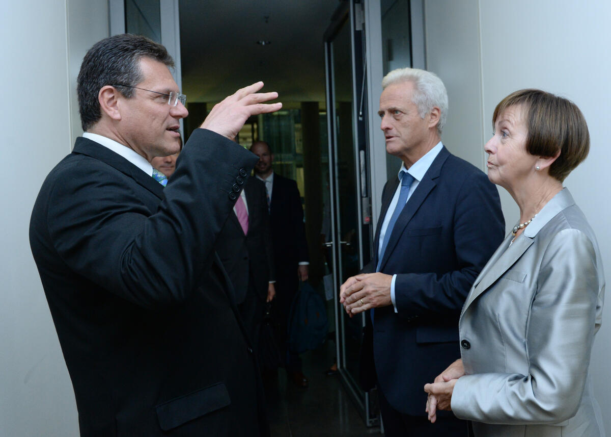 Dr. Peter Ramsauer, (mitte), CDU/CSU, Vorsitzender des Ausschusses des Deutschen Bundestages für Wirtschaft und Energie, empfängt den EU-Kommissar Maros Sefcovic, (li), zu einem Gespräch, an dem Dr. Herlind Gundelach, CDU/CSU, Mitglied des Ausschusses und des Deutschen Bundestages, teil nimmt. Ramsauer, Peter; Sefcovic, Maros; Gundelach, Herlind Dr. Peter Ramsauer, (mitte), CDU/CSU, Vorsitzender des Ausschusses des Deutschen Bundestages für Wirtschaft und Energie, empfängt den EU-Kommissar Maros Sefcovic, (li), zu einem Gespräch, an dem Dr. Herlind Gundelach, CDU/CSU, Mitglied des Ausschusses und des Deutschen Bundestages, teil nimmt.
