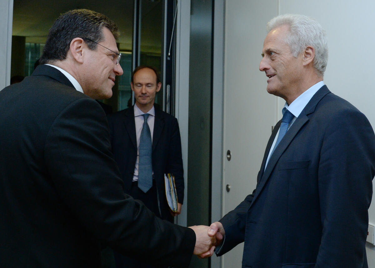 Dr. Peter Ramsauer, (re), CDU/CSU, Vorsitzender des Ausschusses des Deutschen Bundestages für Wirtschaft und Energie, empfängt den EU-Kommissar Maros Sefcovic, (li), zu einem Gespräch.; Geste, Gestik. Ramsauer, Peter; Sefcovic, Maros Dr. Peter Ramsauer, (re), CDU/CSU, Vorsitzender des Ausschusses des Deutschen Bundestages für Wirtschaft und Energie, empfängt den EU-Kommissar Maros Sefcovic, (li), zu einem Gespräch.; Geste, Gestik.