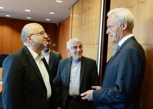 Ramsauer, Peter; Javadi, Roknoddin Paul-Löbe-Haus, Sitzungssaal