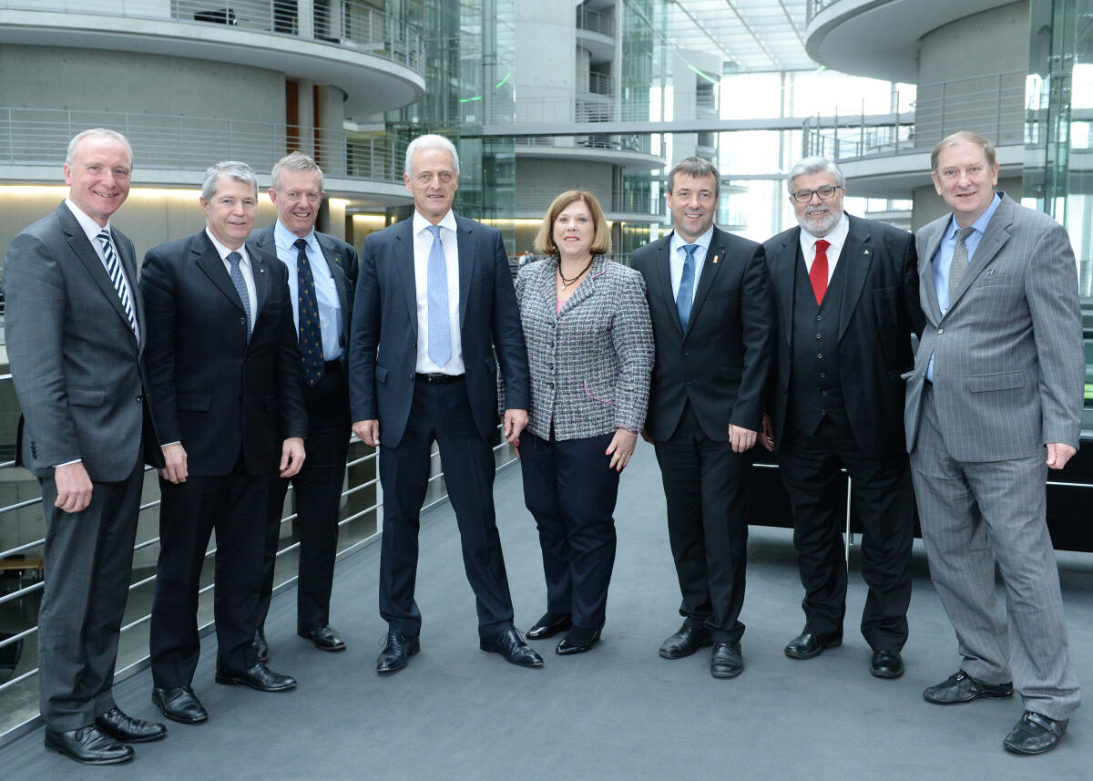 Dr. Peter Ramsauer, (4.v.li), CDU/CSU, Vorsitzender des Ausschusses des Deutschen Bundestages für Wirtschaft und Energie, empfängt eine Delegation australischer Parlamentarier zu einem Gespräch.; Gruppenfoto. Ramsauer, Peter Dr. Peter Ramsauer, (4.v.li), CDU/CSU, Vorsitzender des Ausschusses des Deutschen Bundestages für Wirtschaft und Energie, empfängt eine Delegation australischer Parlamentarier zu einem Gespräch.; Gruppenfoto.