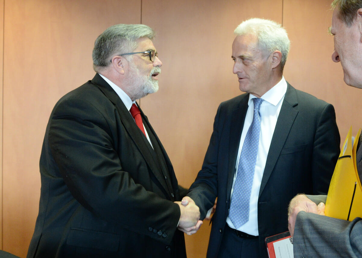 Dr. Peter Ramsauer, (re), CDU/CSU, Vorsitzender des Ausschusses des Deutschen Bundestages für Wirtschaft und Energie, empfängt eine Delegation australischer Parlamentarier zu einem Gespräch. Hier Senator Kim Carr, (li).; Geste, Gestik. Ramsauer, Peter; Carr, Kim Dr. Peter Ramsauer, (re), CDU/CSU, Vorsitzender des Ausschusses des Deutschen Bundestages für Wirtschaft und Energie, empfängt eine Delegation australischer Parlamentarier zu einem Gespräch. Hier Senator Kim Carr, (li).; Geste, Gestik.