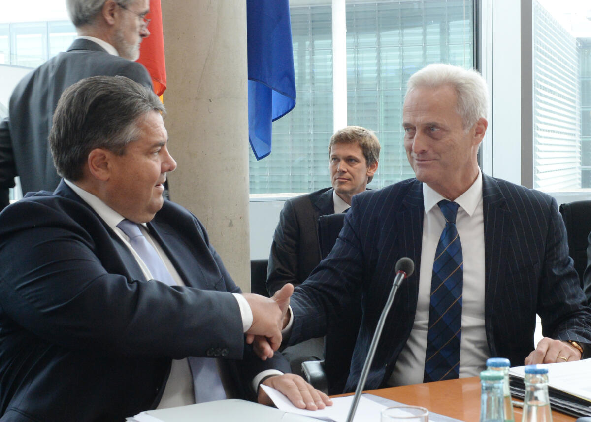 Ramsauer, Peter; Gabriel, Sigmar Der Ausschuss des Deutschen Bundestages für Wirtschaft und Energie hat unter der Leitung seines Vorsitzenden Dr. Peter Ramsauer, (re), CDU/CSU, eine Ausschusssitzung, an der der Bundesminister des gleichnamigen Ministeriums, Sigmar Gabriel, (li), SPD, teil nimmt.