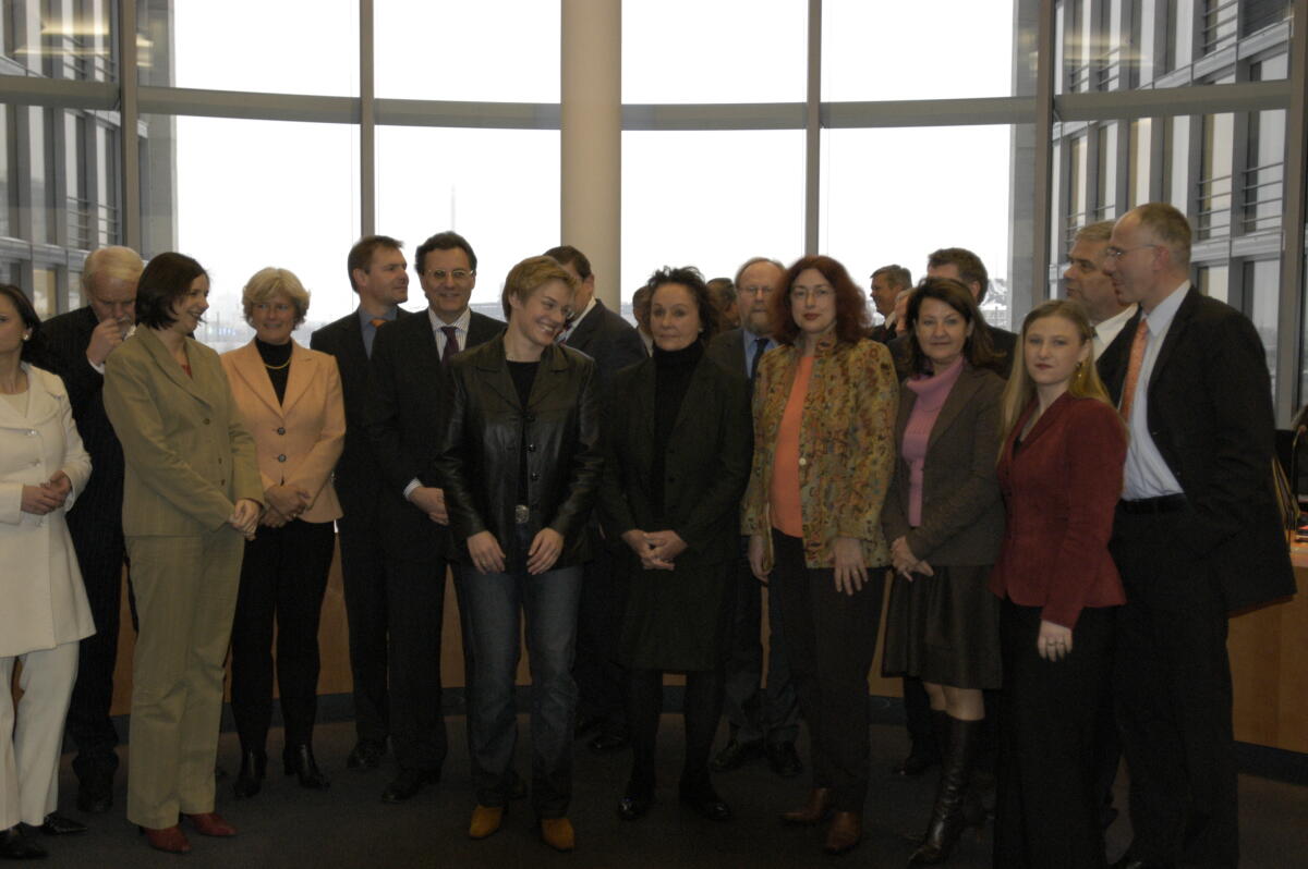 Monika Grütters, (CDU/CSU), MdB, zweite von links, Christoph Waitz, (FDP), MdB, dritter von links, Hans-Joachim Otto, (FDP), MdB, vierter von links, Grietje Bettin, (Bündnis 90/Die Grünen), MdB, fünfte von links), Lukrezia Jochimsen, (DIE LINKE), MdB, sechste von links und Monika Griefahn, (SPD), MdB, vierte von rechts, vor der Sitzung des Ausschuss für Kultur und Medien am 18.Januar 2006 im Paul-Löbe-Haus. Grütters, Monika; Waitz, Christoph; Bettin, Grietje; Otto, Hans-Joachim; Jochimsen, Lukrezia; Griefahn, Monika Monika Grütters, (CDU/CSU), MdB, zweite von links, Christoph Waitz, (FDP), MdB, dritter von links, Hans-Joachim Otto, (FDP), MdB, vierter von links, Grietje Bettin, (Bündnis 90/Die Grünen), MdB, fünfte von links), Lukrezia Jochimsen, (DIE LINKE), MdB, sechste von links und Monika Griefahn, (SPD), MdB, vierte von rechts, vor der Sitzung des Ausschuss für Kultur und Medien am 18.Januar 2006 im Paul-Löbe-Haus.