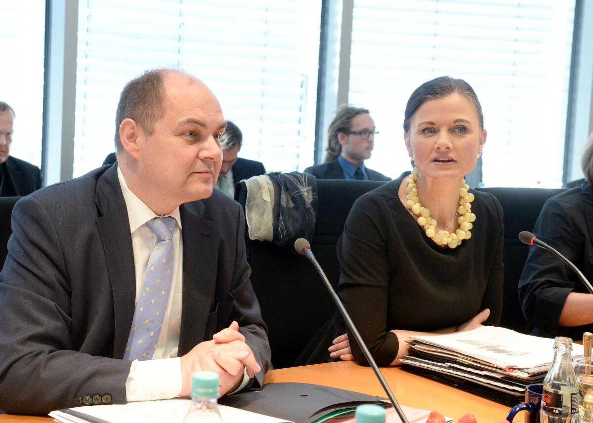 Connemann, Gitta; Schmidt, Christian Christian Schmidt, CDU/CSU, Bundesminister für Ernährung und Landwirtschaft, ist zu Gast beim gleichnamigen Ausschuss des Deutschen Bundestages. Die Ausschusssitzung wird von der Vorsitzenden, Gitta Connemann, CDU/CSU, geleitet.