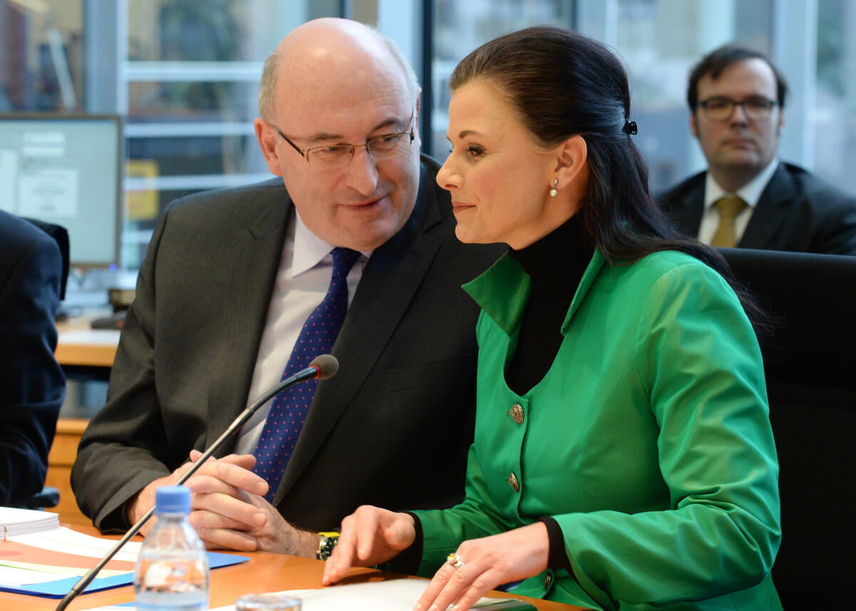 Connemann, Gitta; Hogan, Phil Gitta Connemann, CDU/CSU, Vorsitzende des Ausschusses des Deutschen Bundestages für Ernährung und Landwirtschaft, empfängt den EU-Kommissar für Landwirtschaft und ländliche Entwicklung, Phil Hogan, im Ausschuss.