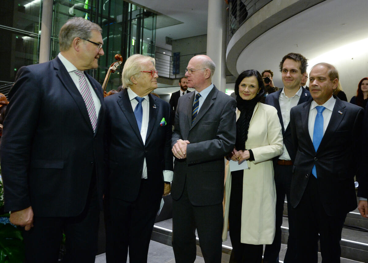 Bundestagspräsident Prof. Dr. Norbert Lammert, (3.v.li), CDU/CSU, eröffnet in Anwesenheit des israelischen Botschafters Yakov Hadas-Handelsman, (re), und des Präsidenten der Deutsch-Israelischen Gesellschaft e. V., Reinhold Robbe, im Paul-Löbe-Haus des Deutschen Bundestages die Ausstellung "Israelis & Deutsche". Die Veranstaltung wird unter der Leitung von Justus Frantz (2.v.li) von Musik untermalt, u. a. durch den Klarinettisten Giora Feidman. Links. Franz Josef Jung, MdB, und 3.v.re: Gitta Connemann, MdB, beide CDU/CSU. Lammert, Norbert; Frantz, Justus; Hadas-Handelsman, Yakov; Connemann, Gitta; Jung, Franz Josef Bundestagspräsident Prof. Dr. Norbert Lammert, (3.v.li), CDU/CSU, eröffnet in Anwesenheit des israelischen Botschafters Yakov Hadas-Handelsman, (re), und des Präsidenten der Deutsch-Israelischen Gesellschaft e. V., Reinhold Robbe, im Paul-Löbe-Haus des Deutschen Bundestages die Ausstellung "Israelis & Deutsche". Die Veranstaltung wird unter der Leitung von Justus Frantz (2.v.li) von Musik untermalt, u. a. durch den Klarinettisten Giora Feidman. Links. Franz Josef Jung, MdB, und 3.v.re: Gitta Connemann, MdB, beide CDU/CSU.