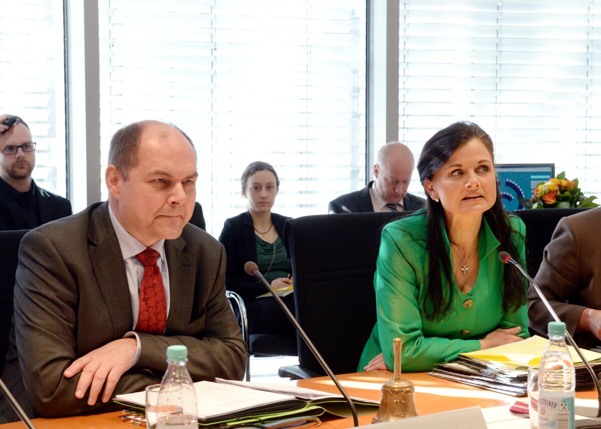 Connemann, Gitta; Schmidt, Christian Christian Schmidt, CDU/CSU, Bundesminister für Ernährung und Landwirtschaft, ist  im gleichnamigen Ausschuss des Deutschen Bundestages zu Gast. Gitta Connemann, CDU/CSU, Vorsitzende des Ausschusses, leitet die Sitzung.