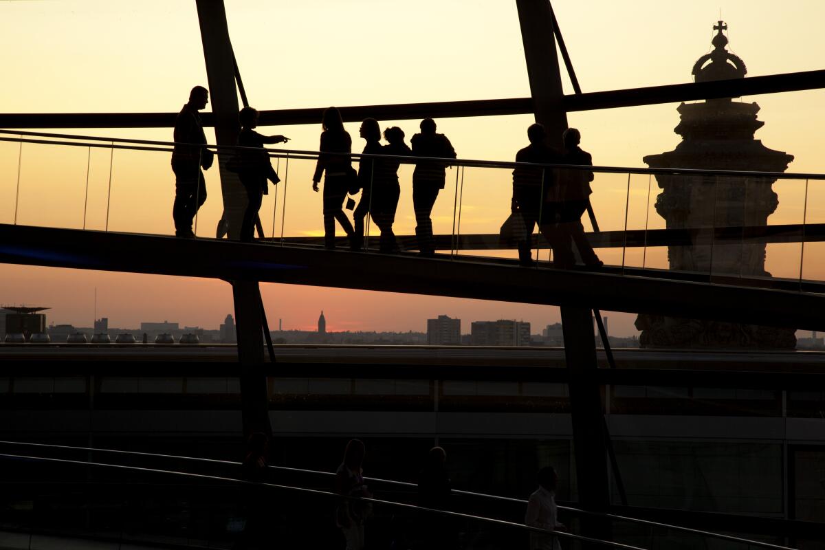  Blick in die Kuppel des Reichstagsgebäudes mit Besuchern in der Abenddämmerung.; Schatten, Gäste, Touristen, Sonnenuntergang