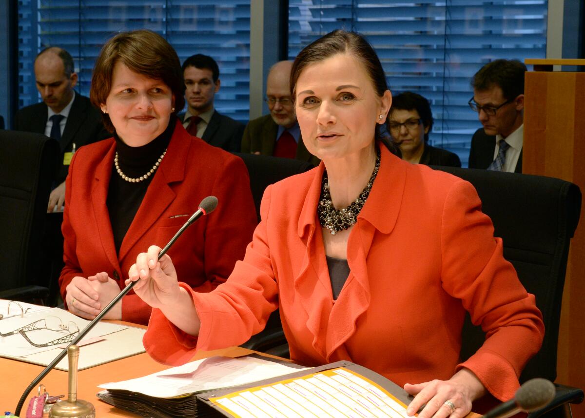 Der Ausschuss des Deutschen Bundestages für Ernährung und Entwicklung empfängt in seiner 5. Ausschussitzung unter der Leitung der Vorsitzenden Gitta Connemann, (re), CDU/CSU, Vertreter des Bundes der Deutschen Landjugend (BDL). An der Sitzung nimmt die Parlamentarische Staatssekretärin im gleichnamigen Bundesministerium, Dr. Maria Flachsbarth, (li), CDU/CSU, teil.; Mikro, Mikrofon. Connemann, Gitta; Flachsbarth, Maria Der Ausschuss des Deutschen Bundestages für Ernährung und Entwicklung empfängt in seiner 5. Ausschussitzung unter der Leitung der Vorsitzenden Gitta Connemann, (re), CDU/CSU, Vertreter des Bundes der Deutschen Landjugend (BDL). An der Sitzung nimmt die Parlamentarische Staatssekretärin im gleichnamigen Bundesministerium, Dr. Maria Flachsbarth, (li), CDU/CSU, teil.; Mikro, Mikrofon.