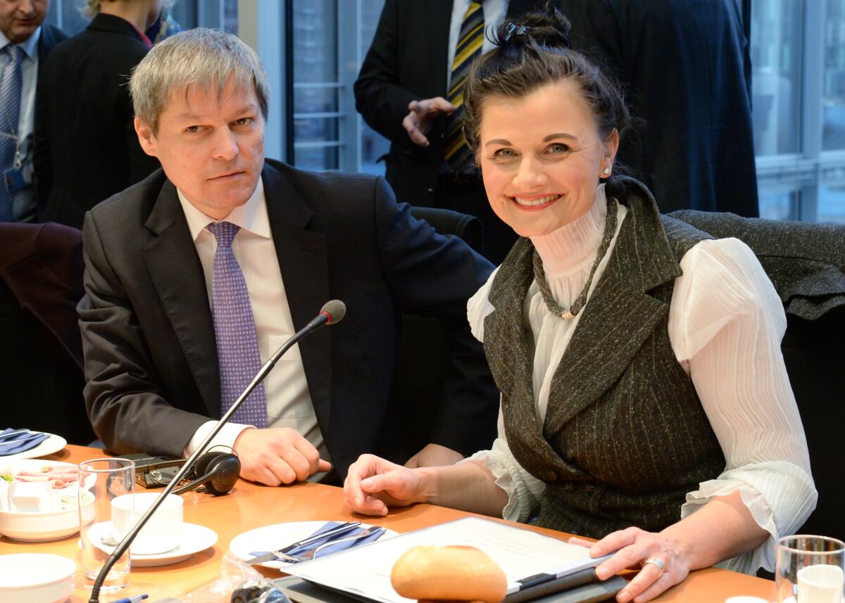 Dacian Ciolos, EU-Kommissar für Landwirtschaft und ländliche Entwicklung ist zu Gast beim Ausschuss des Deutschen Bundestages für Ernährung und Landwirtschaft. Gitta Connemann, CDU/CSU, Vorsitzende des Ausschusses, leitet die Sitzung und das Gespräch. Connemann, Gitta; Ciolos, Dacian Dacian Ciolos, EU-Kommissar für Landwirtschaft und ländliche Entwicklung ist zu Gast beim Ausschuss des Deutschen Bundestages für Ernährung und Landwirtschaft. Gitta Connemann, CDU/CSU, Vorsitzende des Ausschusses, leitet die Sitzung und das Gespräch.
