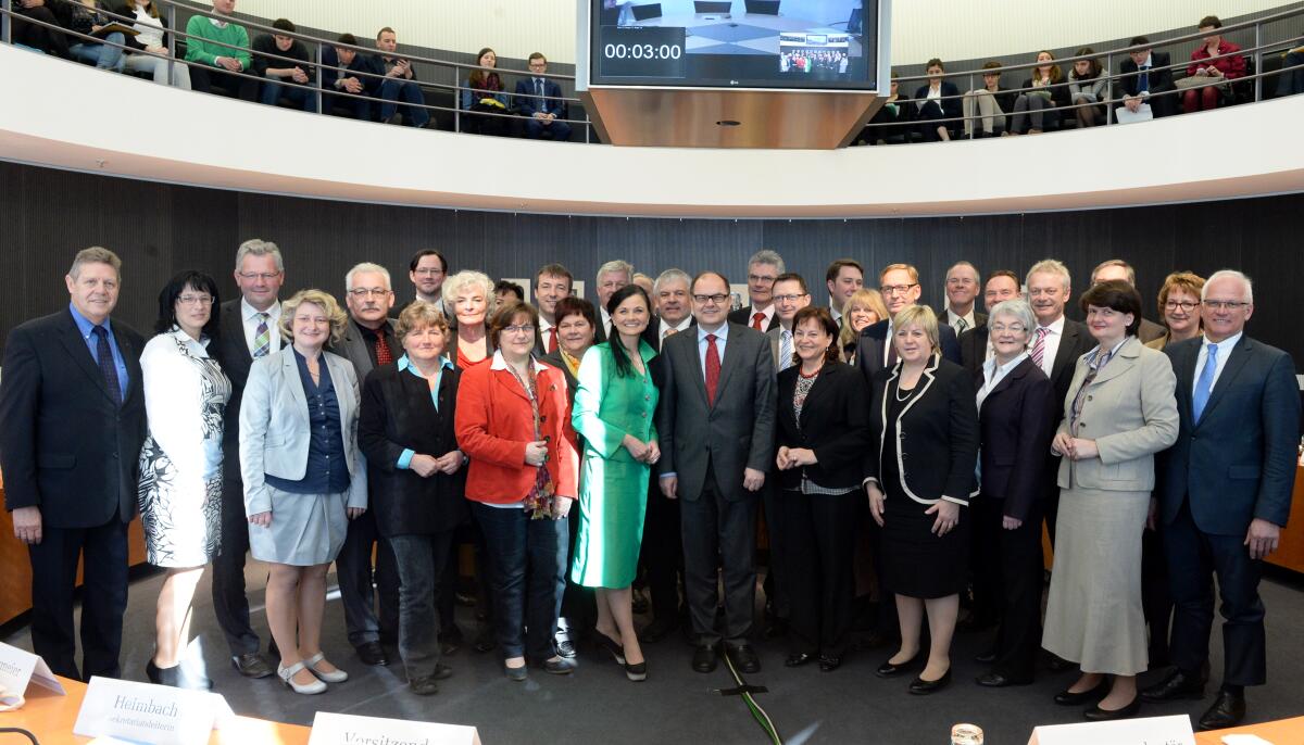 Connemann, Gitta; Schmidt, Christian Christian Schmidt, (mitte rechts neben der Vorsitzenden), CDU/CSU, Bundesminister für Ernährung und Landwirtschaft, ist  im gleichnamigen Ausschuss des Deutschen Bundestages zu Gast. Gitta Connemann, (mitte in grün), CDU/CSU, Vorsitzende des Ausschusses, leitet die Sitzung.; Gruppenfoto.