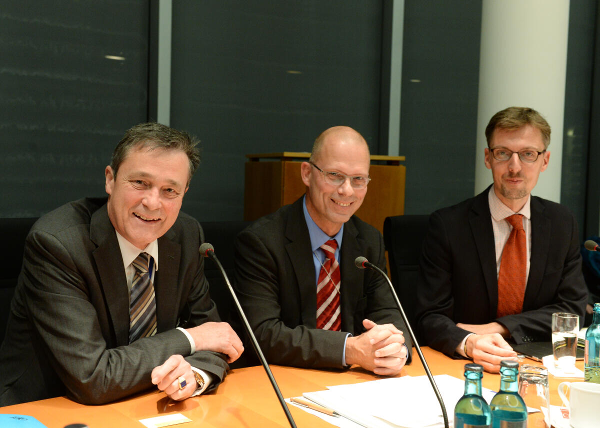 Der Parlamentarische Beirat für nachhaltige Entwicklung hat unter der Leitung des stellvertretenden Vorsitzenden Dr. Lars Castellucci, (re), SPD, eine Sitzung, an der Dr. Günther Bachmann, (mitte), Generalsekretär des Rates für Nachhaltige Entwicklung, und Staatssekretär Dr. Horst Risse, (li), Direktor beim Deutschen Bundestag, teil nehmen. Castellucci, Lars; Bachmann, Günther; Risse, Horst Der Parlamentarische Beirat für nachhaltige Entwicklung hat unter der Leitung des stellvertretenden Vorsitzenden Dr. Lars Castellucci, (re), SPD, eine Sitzung, an der Dr. Günther Bachmann, (mitte), Generalsekretär des Rates für Nachhaltige Entwicklung, und Staatssekretär Dr. Horst Risse, (li), Direktor beim Deutschen Bundestag, teil nehmen.