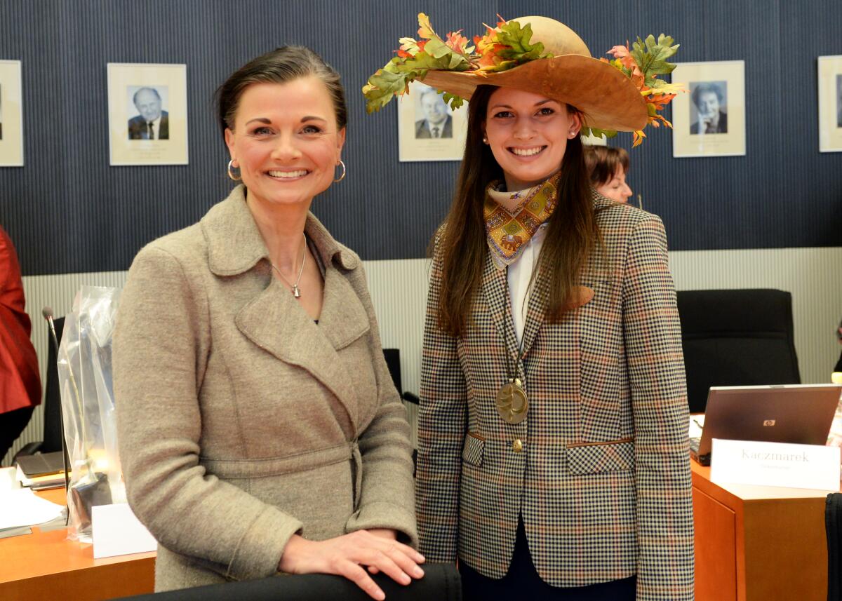 Miriam Symalla, (re), Baumkönigin des Jahres 2014, übergibt dem Ausschuss des Deutschen Bundestages für Ernährung und Landwirtschaft den Baum des Jahres, eine Traubeneiche. Gitta Connemann, (li), CDU/CSU, Vorsitzende des Bundestagsausschusses, leitet die Sitzung. Connemann, Gitta; Symalla, Miriam Miriam Symalla, (re), Baumkönigin des Jahres 2014, übergibt dem Ausschuss des Deutschen Bundestages für Ernährung und Landwirtschaft den Baum des Jahres, eine Traubeneiche. Gitta Connemann, (li), CDU/CSU, Vorsitzende des Bundestagsausschusses, leitet die Sitzung.