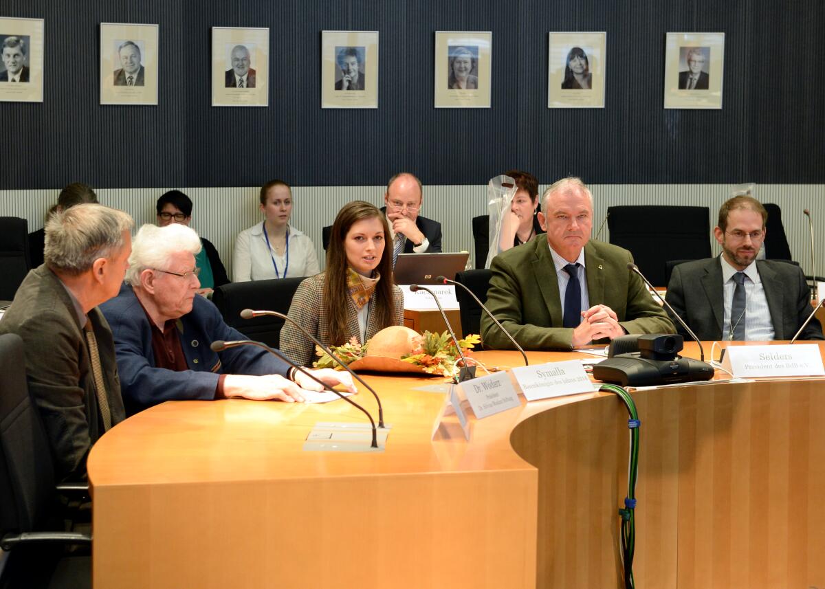 Miriam Symalla, (mitte), Baumkönigin des Jahres 2014, übergibt dem Ausschuss des Deutschen Bundestages für Ernährung und Landwirtschaft den Baum des Jahres, eine Traubeneiche. Gitta Connemann, CDU/CSU, Vorsitzende des Bundestagsausschusses, leitet die Sitzung. Symalla, Miriam Miriam Symalla, (mitte), Baumkönigin des Jahres 2014, übergibt dem Ausschuss des Deutschen Bundestages für Ernährung und Landwirtschaft den Baum des Jahres, eine Traubeneiche. Gitta Connemann, CDU/CSU, Vorsitzende des Bundestagsausschusses, leitet die Sitzung.