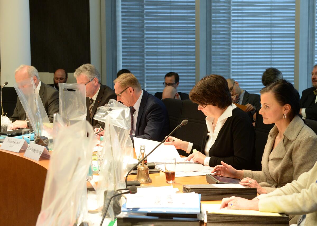 Connemann, Gitta Miriam Symalla, Baumkönigin des Jahres 2014, übergibt dem Ausschuss des Deutschen Bundestages für Ernährung und Landwirtschaft den Baum des Jahres, eine Traubeneiche. Gitta Connemann, (re), CDU/CSU, Vorsitzende des Bundestagsausschusses, leitet die Sitzung.