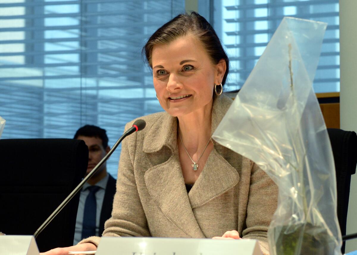 Connemann, Gitta Miriam Symalla, Baumkönigin des Jahres 2014, übergibt dem Ausschuss des Deutschen Bundestages für Ernährung und Landwirtschaft den Baum des Jahres, eine Traubeneiche. Gitta Connemann, (hier im Bild), CDU/CSU, Vorsitzende des Bundestagsausschusses, leitet die Sitzung.
