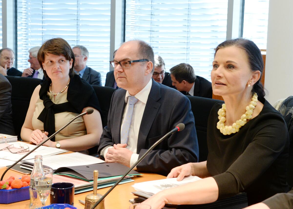 Connemann, Gitta; Schmidt, Christian; Flachsbarth, Maria Christian Schmidt, CDU/CSU, Bundesminister für Ernährung und Landwirtschaft, ist zu Gast beim gleichnamigen Ausschuss des Deutschen Bundestages. Die Ausschusssitzung wird von der Vorsitzenden, Gitta Connemann, (re), CDU/CSU, geleitet.; Maria Flachsbarth, (li), CDU/CSU, Parlamentarische Staatssekretärin nimmt ebenfalls an der Sitzung teil.