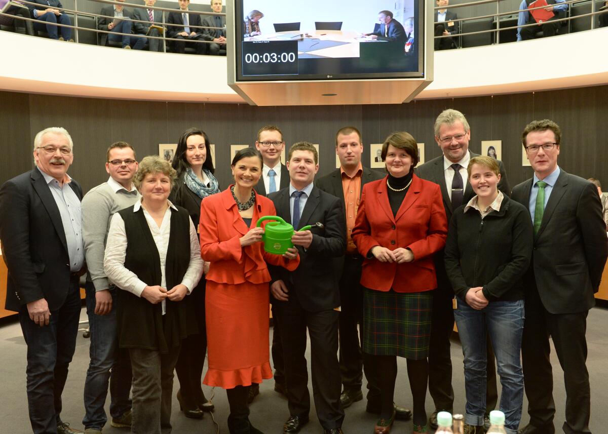 Der Ausschuss des Deutschen Bundestages für Ernährung und Entwicklung empfängt in seiner 5. Ausschussitzung unter der Leitung der Vorsitzenden Gitta Connemann, (5.v.li), CDU/CSU, Vertreter des Bundes der Deutschen Landjugend (BDL). Diese übergeben symbolisch eine Giesskanne an den Ausschuss.; Gruppenfoto. Connemann, Gitta Der Ausschuss des Deutschen Bundestages für Ernährung und Entwicklung empfängt in seiner 5. Ausschussitzung unter der Leitung der Vorsitzenden Gitta Connemann, (5.v.li), CDU/CSU, Vertreter des Bundes der Deutschen Landjugend (BDL). Diese übergeben symbolisch eine Giesskanne an den Ausschuss.; Gruppenfoto.