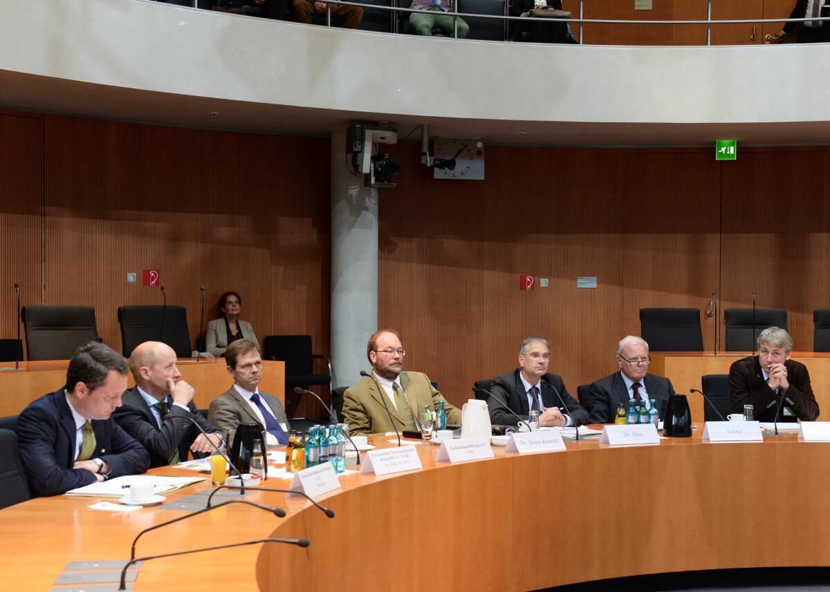 Der Ausschuss des Deutschen Bundestages für Ernährung und Landwirtschaft hat unter der Leitung der Vorsitzenden Gitta Connemann, CDU/CSU, und mit Beteiligung von Sachverständigen (hier im Bild), eine Öffentliche Anhörung zum "EEG 2014".; Übersicht. Der Ausschuss des Deutschen Bundestages für Ernährung und Landwirtschaft hat unter der Leitung der Vorsitzenden Gitta Connemann, CDU/CSU, und mit Beteiligung von Sachverständigen (hier im Bild), eine Öffentliche Anhörung zum "EEG 2014".; Übersicht.