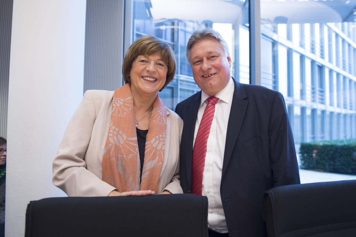 Schmidt, Ulla; Burkert, Martin Vizepräsidentin des Deutschen Bundestages Ulla Schmidt SPD, MdB, und Vorsitzender des Ausschusses für Verkehr und digitale Infrastruktur Martin Burkert, SPD, MdB, bei der  Konstituierenden Sitzung des Ausschusses.; Ausschuss, Konstituierende Sitzung, Konstituierung