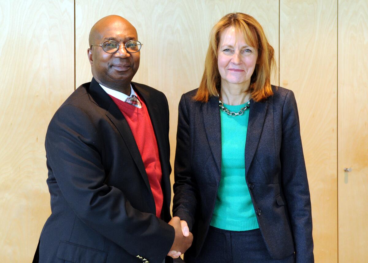 Bundestagsvizepräsidentin Edelgard Bulmahn, SPD, empfängt den Minister für nationale Versöhnung und Entwicklung der Regionen des Nordens der Republik Mali, S. E. Cheik Oumar Diarrah, und Delegation, zu einem Gespräch. Bulmahn, Edelgard; Diarrah, Cheik Oumar Bundestagsvizepräsidentin Edelgard Bulmahn, SPD, empfängt den Minister für nationale Versöhnung und Entwicklung der Regionen des Nordens der Republik Mali, S. E. Cheik Oumar Diarrah, und Delegation, zu einem Gespräch.