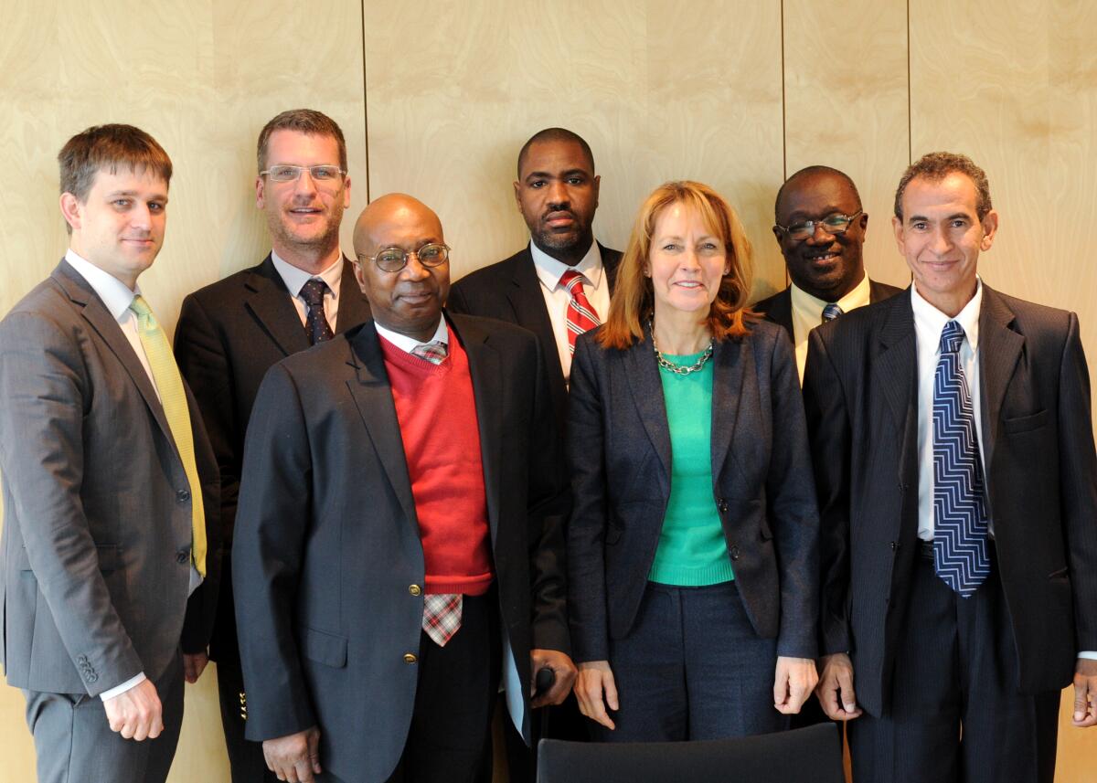 Bundestagsvizepräsidentin Edelgard Bulmahn, (3.v.re), SPD, empfängt den Minister für nationale Versöhnung und Entwicklung der Regionen des Nordens der Republik Mali, S. E. Cheik Oumar Diarrah, (3.v.li), und Delegation, zu einem Gespräch.; Gruppenfoto. Bulmahn, Edelgard; Diarrah, Cheik Oumar Bundestagsvizepräsidentin Edelgard Bulmahn, (3.v.re), SPD, empfängt den Minister für nationale Versöhnung und Entwicklung der Regionen des Nordens der Republik Mali, S. E. Cheik Oumar Diarrah, (3.v.li), und Delegation, zu einem Gespräch.; Gruppenfoto.