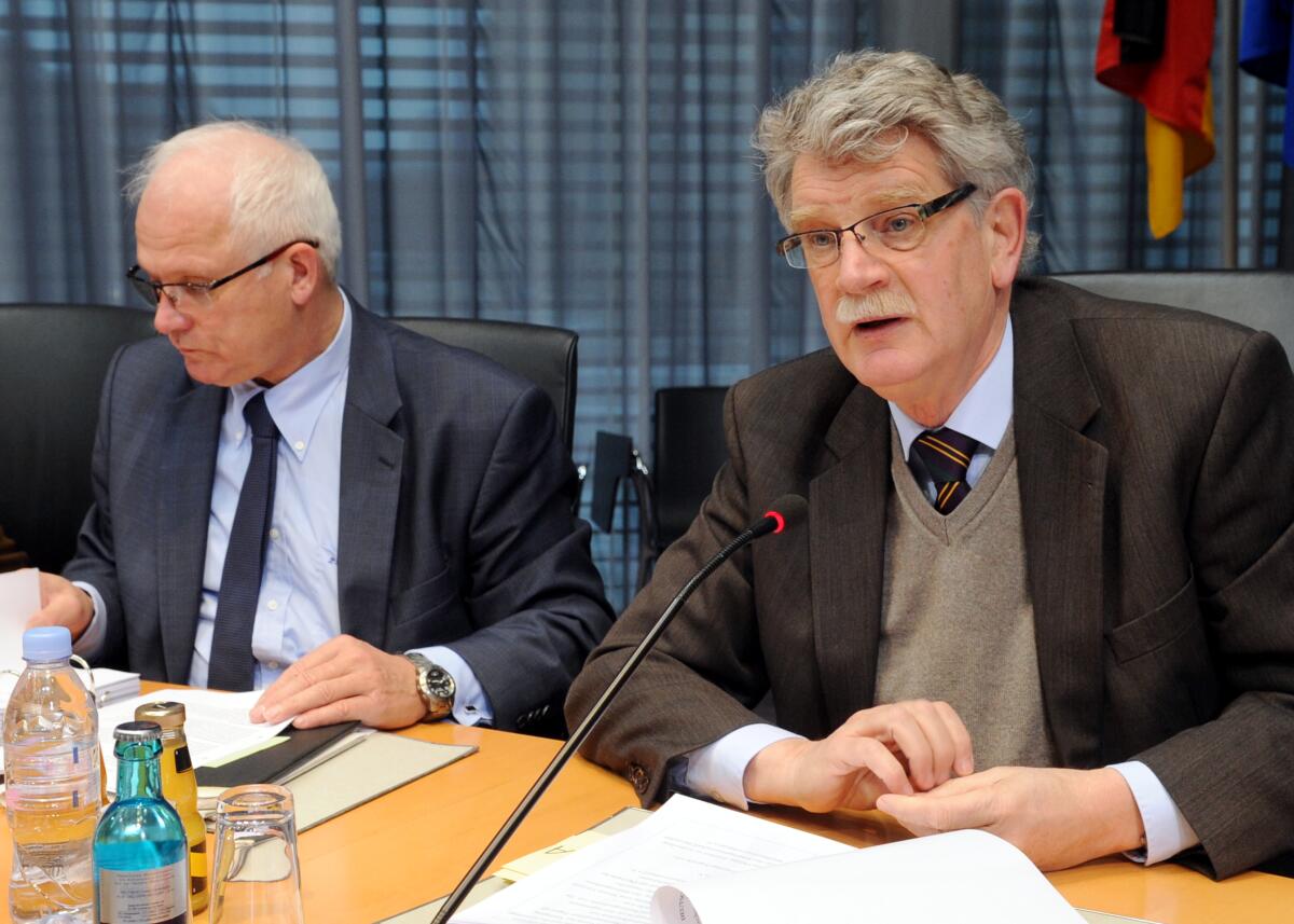 Der Ausschuss des Deutschen Bundestages für Ernährung, Landwirtschaft und Verbraucherschutz, hat mit Beteiligung von Sachverständigen eine Öffentliche Anhörung zum Thema "Waldstrategie". Die Sitzung wird von dem Ausschussvorsitzenden, Hans-Michael Goldmann, (re), FDP, geleitet. Links im Bild der Paramentarische Staatssekretär Peter Bleser, CDU/CSU. Goldmann, Hans-Michael; Bleser, Peter Der Ausschuss des Deutschen Bundestages für Ernährung, Landwirtschaft und Verbraucherschutz, hat mit Beteiligung von Sachverständigen eine Öffentliche Anhörung zum Thema "Waldstrategie". Die Sitzung wird von dem Ausschussvorsitzenden, Hans-Michael Goldmann, (re), FDP, geleitet. Links im Bild der Paramentarische Staatssekretär Peter Bleser, CDU/CSU.