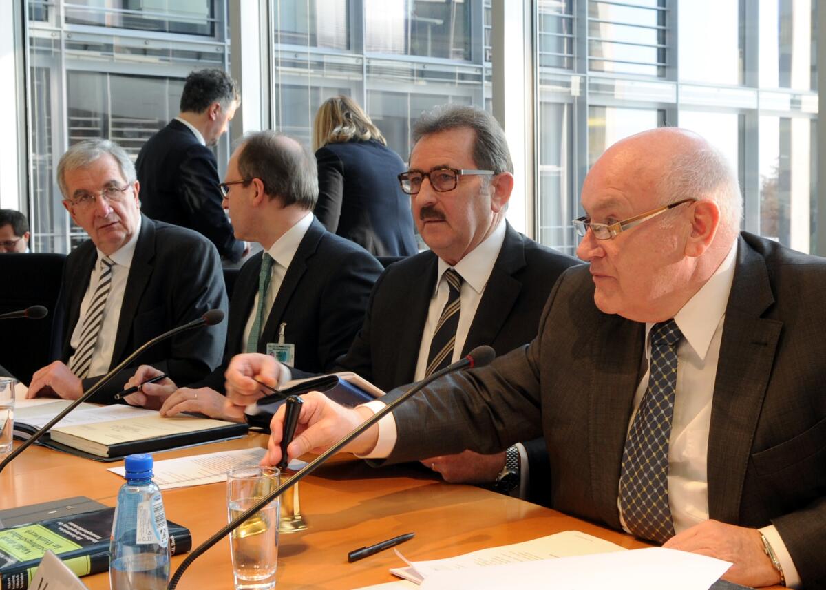 Ernst Hinsken, (re), CDU/CSU, Vorsitzender des Ausschusses des Deutschen Bundestages für Wirtschaft und Technologie, eröffnet die Ausschusssitzung, an der Josef Sanktjohanser, (2.v.re), Präsident Hauptverband des Deutschen Einzelhandls (HDE), teilnimmt. Links im Bild der Parlamentarische Staatssekretär Ernst Burgbacher, FDP. Hinsken, Ernst; Sanktjohanser, Josef; Burgbacher, Ernst Ernst Hinsken, (re), CDU/CSU, Vorsitzender des Ausschusses des Deutschen Bundestages für Wirtschaft und Technologie, eröffnet die Ausschusssitzung, an der Josef Sanktjohanser, (2.v.re), Präsident Hauptverband des Deutschen Einzelhandls (HDE), teilnimmt. Links im Bild der Parlamentarische Staatssekretär Ernst Burgbacher, FDP.
