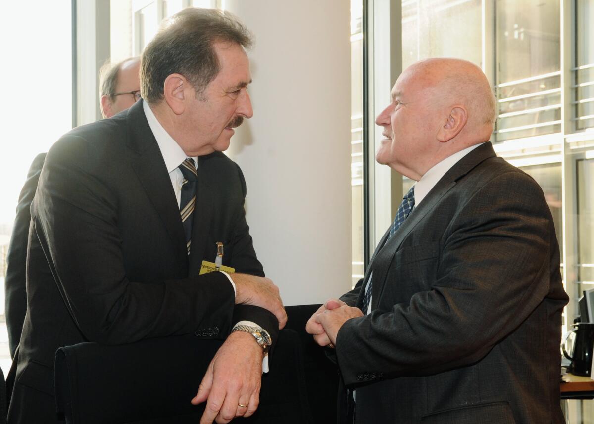 Ernst Hinsken, (re), CDU/CSU, Vorsitzender des Ausschusses des Deutschen Bundestages für Wirtschaft und Technologie, eröffnet die Ausschusssitzung, an der Josef Sanktjohanser, (li), Präsident Hauptverband des Deutschen Einzelhandls (HDE), teilnimmt. Hier begrüßt Hinsken den Gast. Hinsken, Ernst; Sanktjohanser, Josef Ernst Hinsken, (re), CDU/CSU, Vorsitzender des Ausschusses des Deutschen Bundestages für Wirtschaft und Technologie, eröffnet die Ausschusssitzung, an der Josef Sanktjohanser, (li), Präsident Hauptverband des Deutschen Einzelhandls (HDE), teilnimmt. Hier begrüßt Hinsken den Gast.