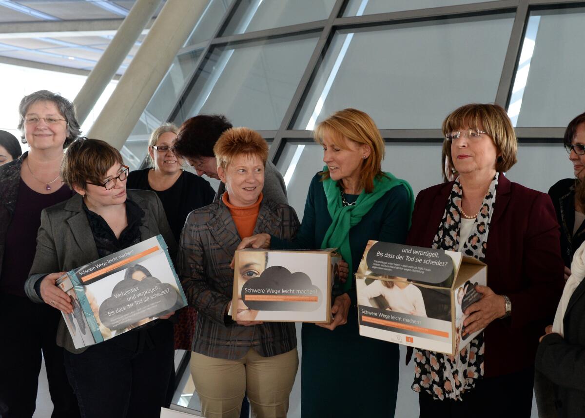Die Vizepräsidentinnen des Deutschen Bundestages, Ulla Schmidt, (re), SPD, Edelgard Bulmahn, (2.v.re), SPD, und Petra Pau, (3.v.re), DIE LINKE, nehmen 20.424 Unterschriften zum Schutz aller von Gewalt betroffenen Frauen zum Thema "Schwere Wege leicht gemacht" entgegen. Diese werden im Rahmen der Kampagne der Zentralen Informationsstelle Autonomer Frauenhäuser (ZIF) und der Frauenhauskoordinierung e. V. (FHK) überreicht. Pau, Petra; Bulmahn, Edelgard; Schmidt, Ulla Die Vizepräsidentinnen des Deutschen Bundestages, Ulla Schmidt, (re), SPD, Edelgard Bulmahn, (2.v.re), SPD, und Petra Pau, (3.v.re), DIE LINKE, nehmen 20.424 Unterschriften zum Schutz aller von Gewalt betroffenen Frauen zum Thema "Schwere Wege leicht gemacht" entgegen. Diese werden im Rahmen der Kampagne der Zentralen Informationsstelle Autonomer Frauenhäuser (ZIF) und der Frauenhauskoordinierung e. V. (FHK) überreicht.