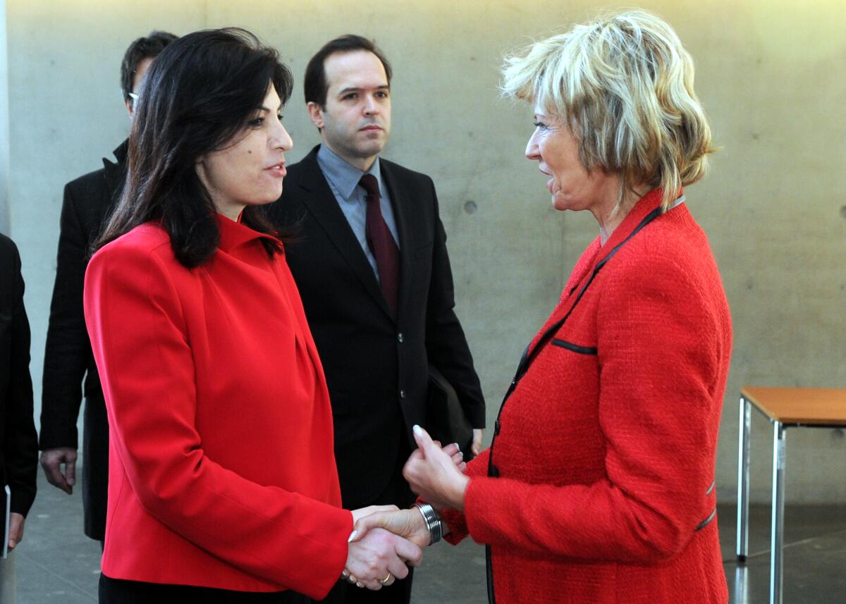 Jozefina Coba Topalli, (li), Präsidentin des Parlaments der Republik Albanien ist zu Gast im Ausschuss des Deutschen Bundestages für wirtschaftliche Zusammenarbeit und Entwicklung. Dagmar Wöhrl, (re), CDU/CSU, Vorsitzende des Ausschusses empfängt den Gast. Topalli, Jozefina Coba; Wöhrl, Dagmar G. Jozefina Coba Topalli, (li), Präsidentin des Parlaments der Republik Albanien ist zu Gast im Ausschuss des Deutschen Bundestages für wirtschaftliche Zusammenarbeit und Entwicklung. Dagmar Wöhrl, (re), CDU/CSU, Vorsitzende des Ausschusses empfängt den Gast.