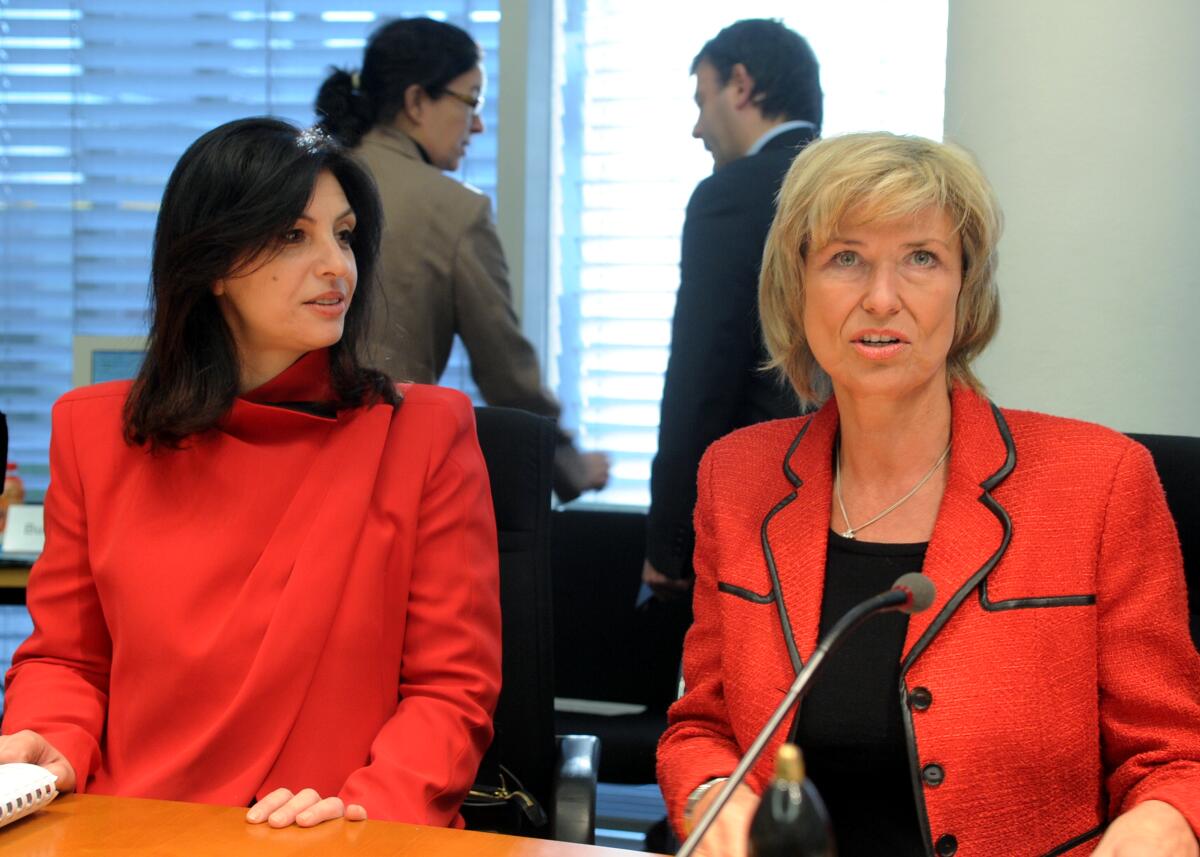 Jozefina Coba Topalli, (li), Präsidentin des Parlaments der Republik Albanien ist zu Gast im Ausschuss des Deutschen Bundestages für wirtschaftliche Zusammenarbeit und Entwicklung. Dagmar Wöhrl, (re), CDU/CSU, Vorsitzende des Ausschusses empfängt den Gast. Topalli, Jozefina Coba; Wöhrl, Dagmar G. Jozefina Coba Topalli, (li), Präsidentin des Parlaments der Republik Albanien ist zu Gast im Ausschuss des Deutschen Bundestages für wirtschaftliche Zusammenarbeit und Entwicklung. Dagmar Wöhrl, (re), CDU/CSU, Vorsitzende des Ausschusses empfängt den Gast.